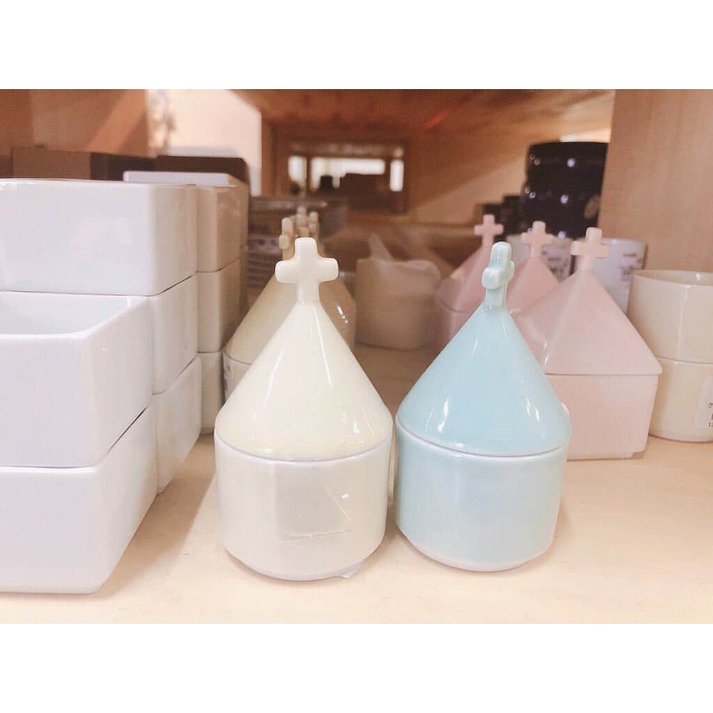 西本早希さんのインスタグラム写真 - (西本早希Instagram)「・ お仕事で 初 波佐見へ🙌🏻 毎年おなじみ GWにある、 波佐見陶器祭りに出店する窯元さんなどを  一足お先に周ってきました 👀♡！ 今年で 61回目だそうで 毎年期間中は 行列ができたりするみたい 😧！ ・ ・ そして特設HPに窯元さんを周った様子が 載っています 😇！そちらも ぜひ 🍶 かわいいものから渋めのものまで 見るだけでも 楽しかった〜 🖤 最近 仕事を通して 興味が湧いたり 知れたりすることがたくさんあって 嬉しいなぁ」3月16日 15時38分 - saki1022