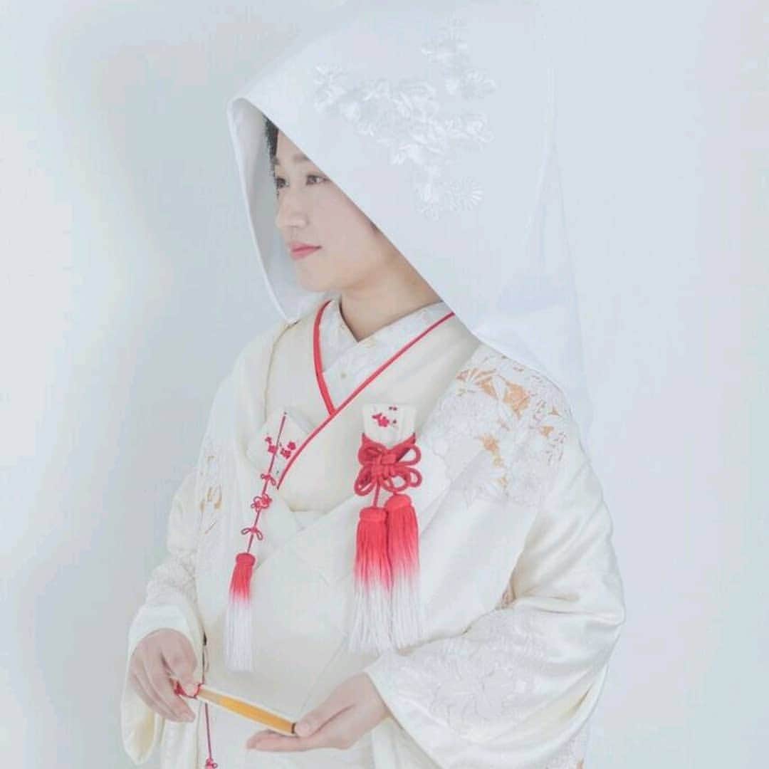juno_jinjakonさんのインスタグラム写真 - (juno_jinjakonInstagram)「* 白無垢は神社婚で最も人気の衣装です。JUNOでは古典的な柄から少しモダンな柄まで、１点１点にこだわりを持ち、上質な白無垢を幅広くご準備をしております。 * * 【JUNO神社婚相談会】 毎週月・木・土・日 10時～18時 JUNO天神本店、JUNO熊本店にて神社相談会を行っております。 ※予約制になります。 ・白無垢、色打掛合わせのご案内 ・プランご説明　12万円～ ・当日までの流れ ・当日神社でのサポート内容 ・お食事のご案内 etc... 何でもご相談下さい。 △ご予約方法△ @juno_jinjakon ホーム画面のURL よりお待ちしております。 * ----------------------------------------- 【JUNO（ジュノ）】では福岡・熊本で#神社婚  をプロデュースしています。 *  #juno神社婚#juno和婚 * * ☏0120-791-259 天神本店・熊本店にて受付中 * ≪福岡≫プロデュース可能な神社 護国神社 住吉神社 櫛田神社 太宰府天満宮 警固神社 香椎宮 宮地嶽神社  宗像大社 * ≪熊本≫  プロデュース可能な神社 加藤神社 健軍神社  藤崎八旛宮 阿蘇神社 * * * * * #福岡 #福岡花嫁#熊本#熊本花嫁 #和婚#神社式 #和装前撮り#色打掛#色打掛ヘア  #色打掛洋髪 #和婚をもっと盛り上げたい #japanesewedding #kimono#着物#Dressy花嫁 #洋髪 #福岡プレ花嫁 #プレ花嫁 #大人花嫁」3月16日 15時39分 - juno_jinjakon