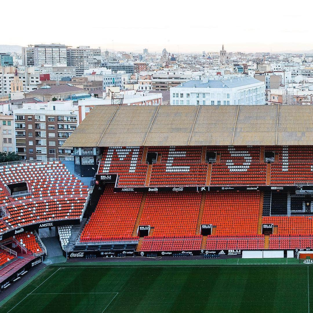 バレンシアCFさんのインスタグラム写真 - (バレンシアCFInstagram)「🏟 #Mestalla es CLAVE, siempre lo ha sido . Nosotros nos encargamos de la #mascletà💥 del 17 #ValenciaGetafe ⚽, ¿verdad afición❓🦇🦇 . #valenciacf #amuntvalencia #laliga #valencia #fallas」3月17日 2時38分 - valenciacf