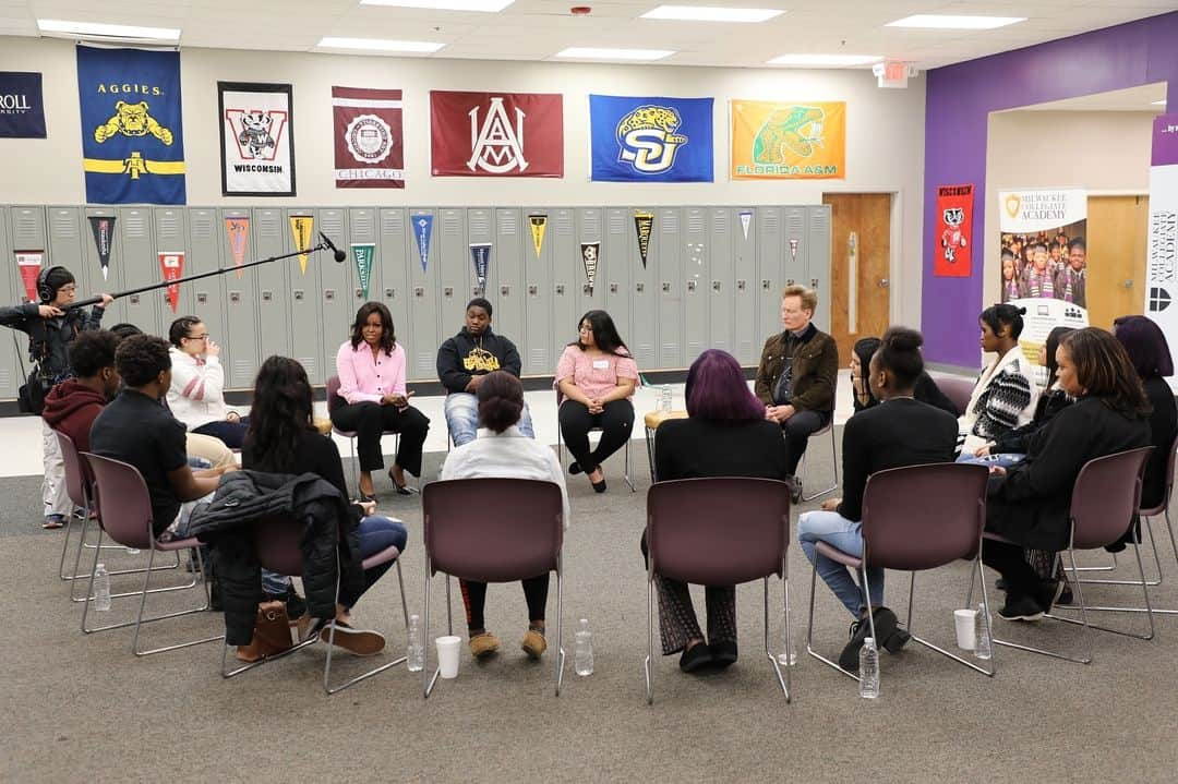 ミシェル・オバマさんのインスタグラム写真 - (ミシェル・オバマInstagram)「While in Milwaukee, my friend Conan O’Brien and I surprised some high school juniors from across the city who were meeting with @reachhigher to talk about their college dreams. We told them how proud we are of them, and we reminded them that so many people have their backs!  To the incredible young people out there, don't forget that I'm rooting for you every step of the way. I can't wait to see what you achieve! #ReachHigher」3月17日 2時33分 - michelleobama