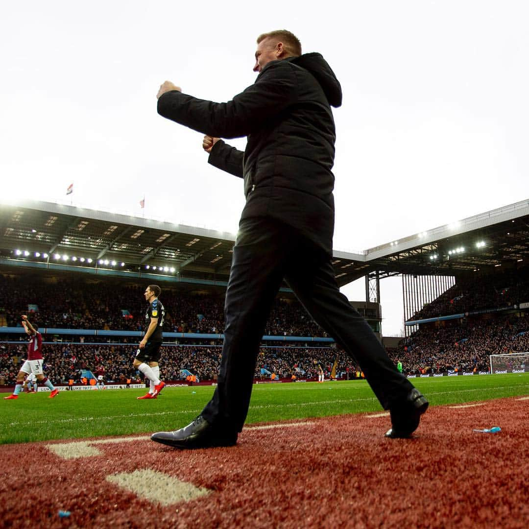 アストン・ヴィラFCさんのインスタグラム写真 - (アストン・ヴィラFCInstagram)「We’ll never get tired of the gaffer’s passion 💪 . #PartOfThePride #AVFC」3月17日 2時35分 - avfcofficial