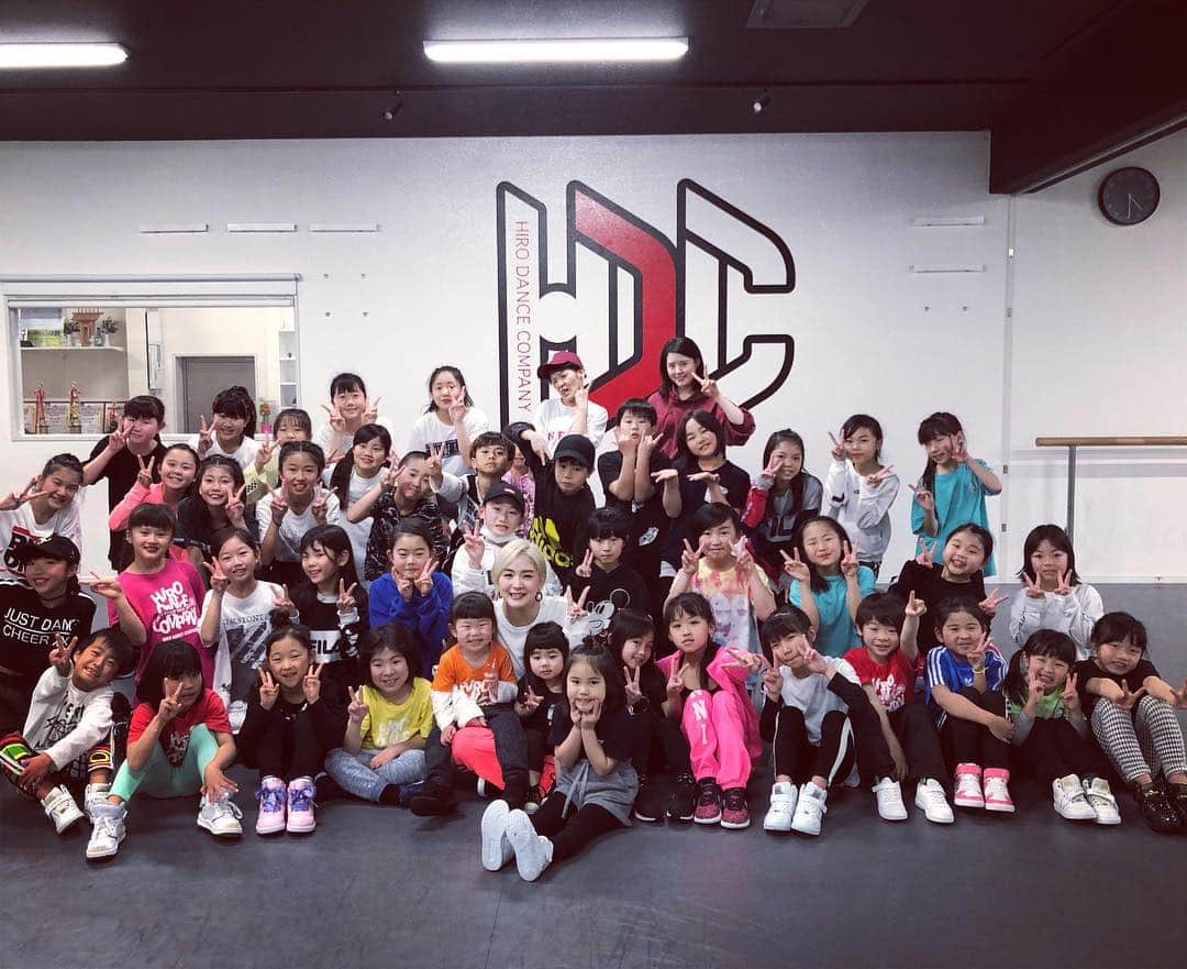 Miki Hirookaさんのインスタグラム写真 - (Miki HirookaInstagram)「2019.3.16 @hiro_dance_company  MIKI workshop🔥🔥🔥 ありがとうーーー❗️🤩 毎月みんなに会えるのが楽しみで仕方ない☺️✨ ちびっこはなんかちょっとずつ懐いてくれてる感出てきて先生嬉しいしー😍笑 初めはハイタッチ求めても固まってたのに最近はおもいっきり全力ハイタッチを返してくれるのも嬉しい❗️笑 ちびっこから大人の方まで、 ダンスの魅力をもっと伝えられるように頑張ろっ😊  来月の告知もまたするので待っててねぇー❗️ #hirodancecompany  #mikiws #mikihirooka  #dance #osaka #dancestudio」3月17日 1時10分 - miki_hirooka