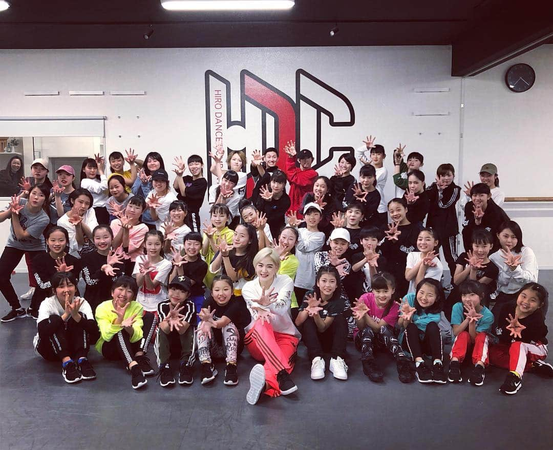 Miki Hirookaさんのインスタグラム写真 - (Miki HirookaInstagram)「2019.3.16 @hiro_dance_company  MIKI workshop🔥🔥🔥 ありがとうーーー❗️🤩 毎月みんなに会えるのが楽しみで仕方ない☺️✨ ちびっこはなんかちょっとずつ懐いてくれてる感出てきて先生嬉しいしー😍笑 初めはハイタッチ求めても固まってたのに最近はおもいっきり全力ハイタッチを返してくれるのも嬉しい❗️笑 ちびっこから大人の方まで、 ダンスの魅力をもっと伝えられるように頑張ろっ😊  来月の告知もまたするので待っててねぇー❗️ #hirodancecompany  #mikiws #mikihirooka  #dance #osaka #dancestudio」3月17日 1時10分 - miki_hirooka