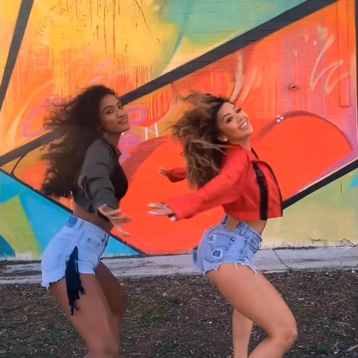 リアン Vのインスタグラム：「Weekend vibes ❤️ @official_janina @handsoffurey #boasty」