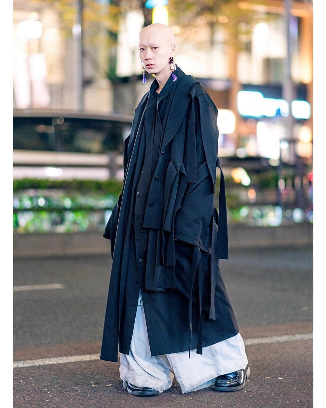 Harajuku Japanさんのインスタグラム写真 - (Harajuku JapanInstagram)「Japanese musician Shouta (@tananasho) on the street in Harajuku wearing an oversized deconstructed coat by @KEMONO.Japan with Nozomi Ishiguro wide leg pants and Dr. Martens boots.」3月17日 1時07分 - tokyofashion