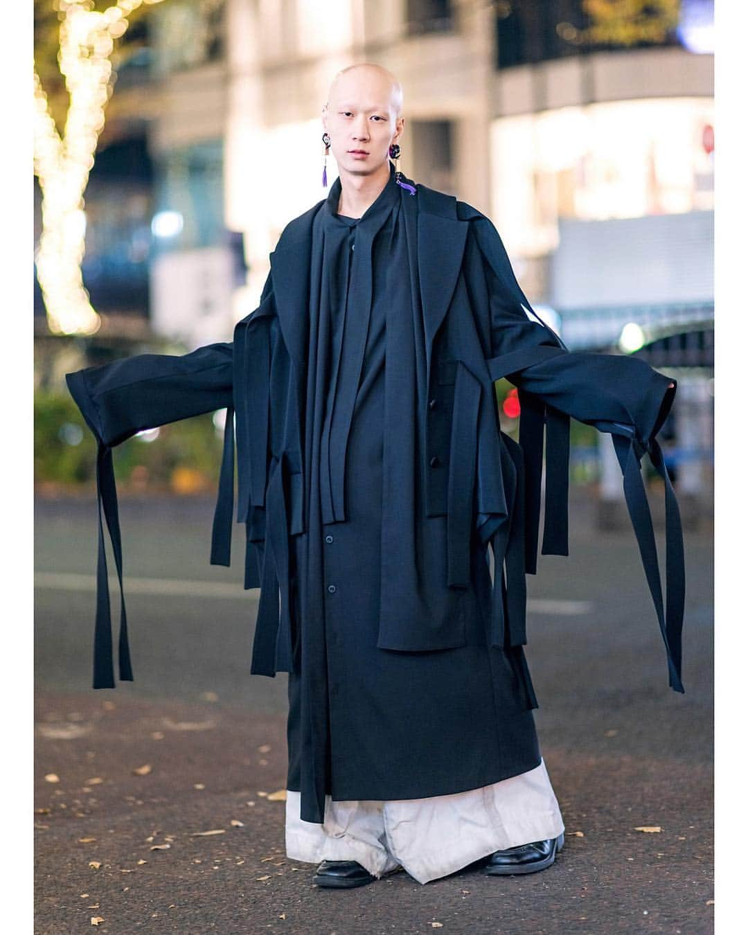 Harajuku Japanさんのインスタグラム写真 - (Harajuku JapanInstagram)「Japanese musician Shouta (@tananasho) on the street in Harajuku wearing an oversized deconstructed coat by @KEMONO.Japan with Nozomi Ishiguro wide leg pants and Dr. Martens boots.」3月17日 1時07分 - tokyofashion