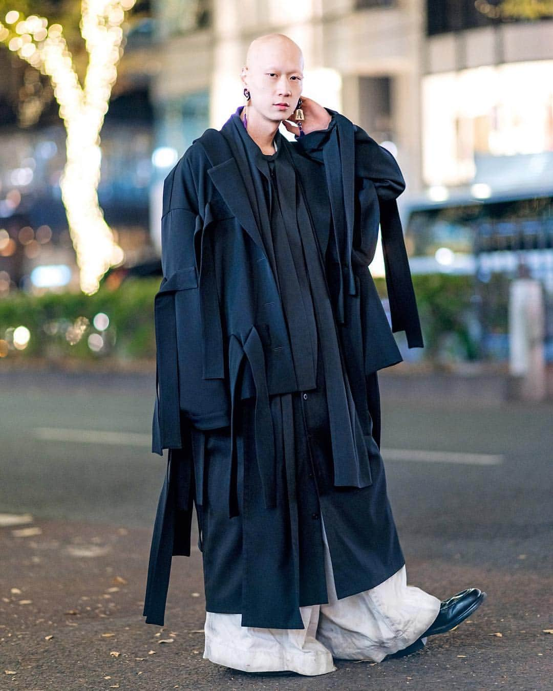 Harajuku Japanさんのインスタグラム写真 - (Harajuku JapanInstagram)「Japanese musician Shouta (@tananasho) on the street in Harajuku wearing an oversized deconstructed coat by @KEMONO.Japan with Nozomi Ishiguro wide leg pants and Dr. Martens boots.」3月17日 1時07分 - tokyofashion