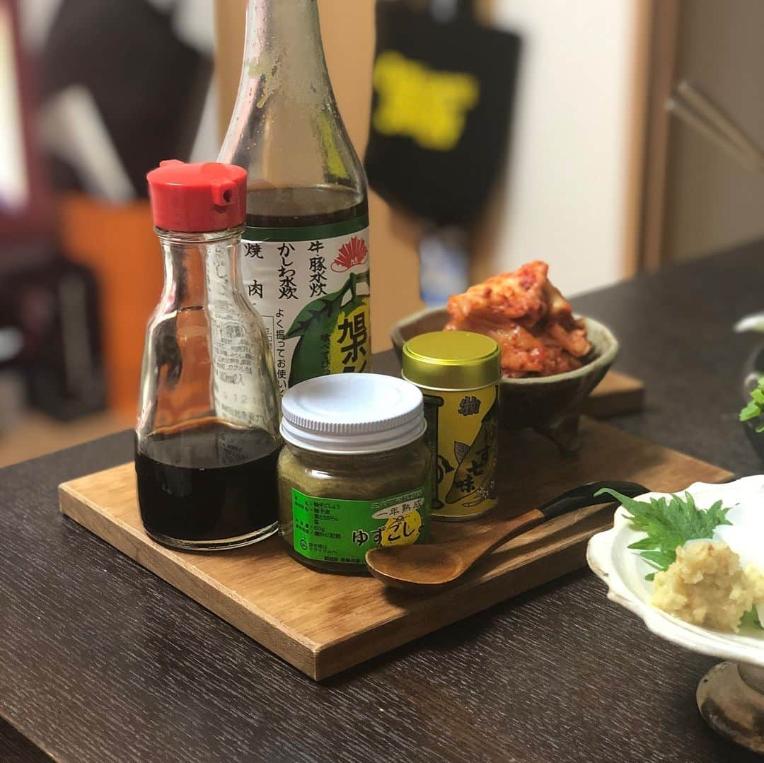 山﨑 薫さんのインスタグラム写真 - (山﨑 薫Instagram)「久しぶりに #ribeka食堂 へ。 新鮮なぶりしゃぶとりべが沖縄で釣ってきたイカ🦑のお刺身。 鶴橋のキムチはいい具合に発酵してた😆 りべが最近ハマっているせりは根っこもしゃくしゃく美味しかったなぁ😍 〆めは群馬のひもかわうどん。初めてのひもかわうどんはきしめんよりも平べったい、まるでパスタのようなおうどんです。 これがまためちゃくちゃ美味しくて、柚子胡椒と共にペロリ😋 久しぶりにりべちゃんとお家ご飯、最高でした✨  #ぶりしゃぶ #せり #鶴橋キムチ #ひもかわうどん #ribeka食堂」3月17日 1時10分 - kaoruyamazaki906