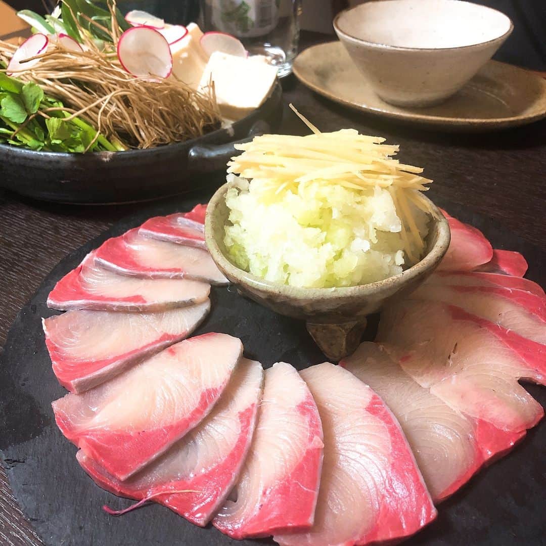 山﨑 薫のインスタグラム：「久しぶりに #ribeka食堂 へ。 新鮮なぶりしゃぶとりべが沖縄で釣ってきたイカ🦑のお刺身。 鶴橋のキムチはいい具合に発酵してた😆 りべが最近ハマっているせりは根っこもしゃくしゃく美味しかったなぁ😍 〆めは群馬のひもかわうどん。初めてのひもかわうどんはきしめんよりも平べったい、まるでパスタのようなおうどんです。 これがまためちゃくちゃ美味しくて、柚子胡椒と共にペロリ😋 久しぶりにりべちゃんとお家ご飯、最高でした✨  #ぶりしゃぶ #せり #鶴橋キムチ #ひもかわうどん #ribeka食堂」