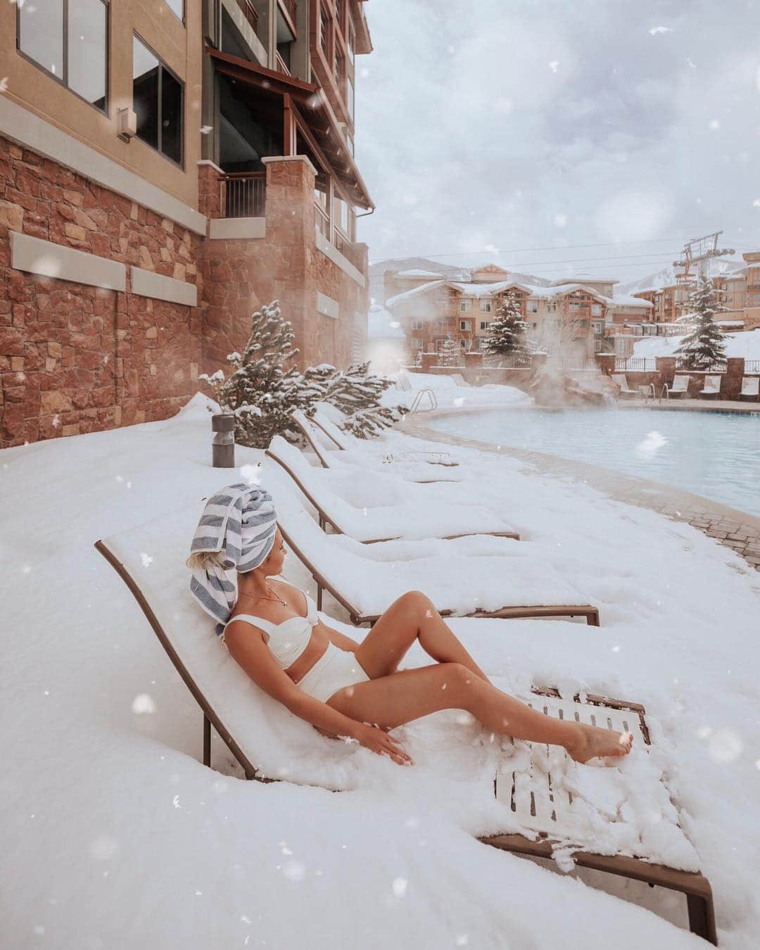 サシャ・カリスのインスタグラム：「You can take BahamasGirl out of the Bahamas, but you can’t take BahamasGirl out of a bikini 👙 . . . 📸 @jessicajanaephotography #parkcity #utah #snowphotography #ootd #fashionblogger #travelblogger #travelphotography」