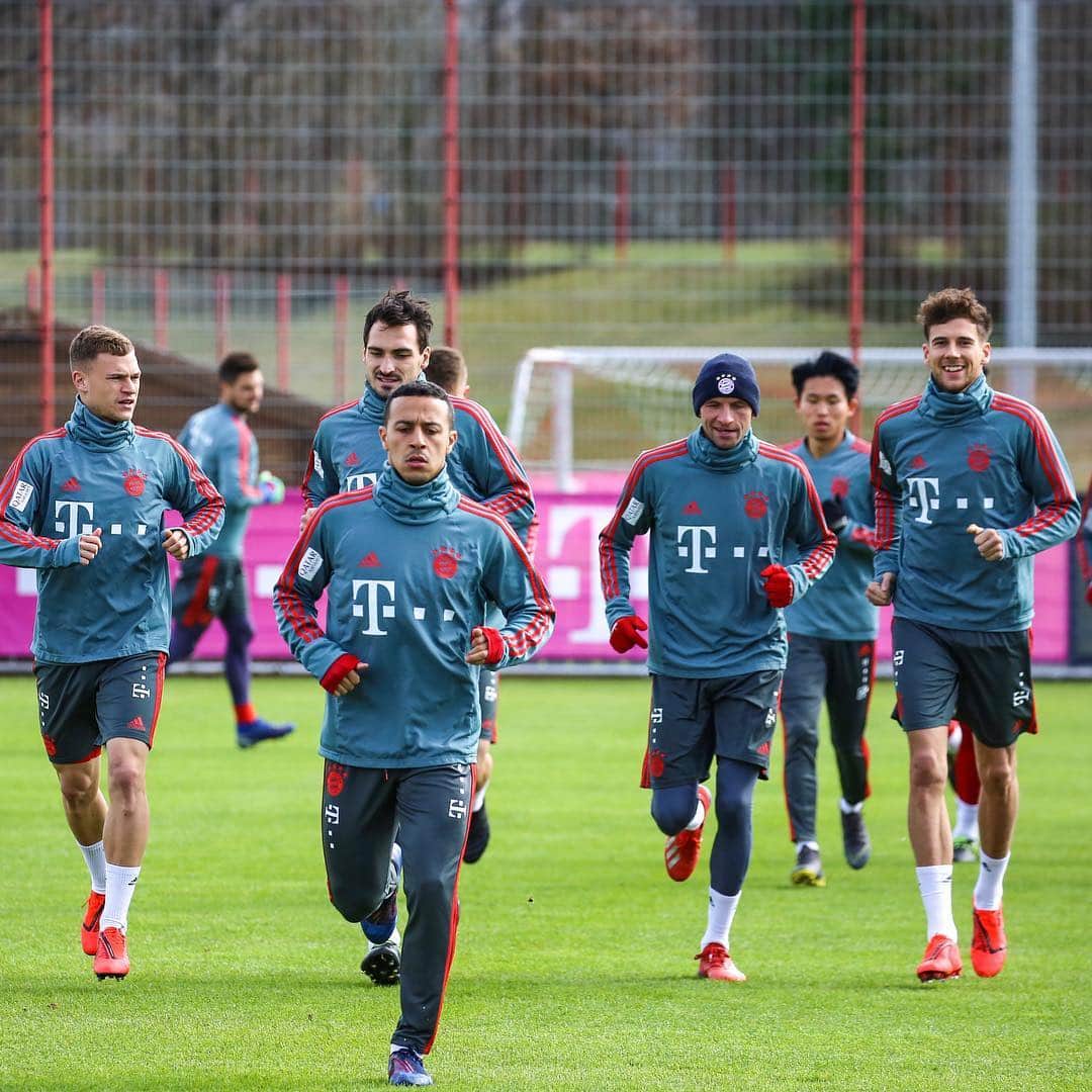 トーマス・ミュラーのインスタグラム：「Immer vorwärts, niemals rückwärts ⚽️ #esmuellert #fcbayern #fcbm05 #motivation #fussball」