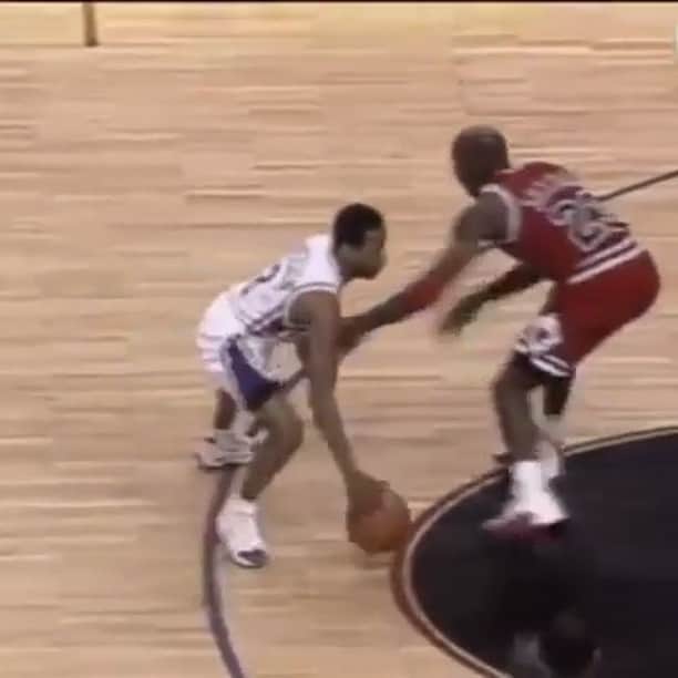 ファンクマスター・フレックスのインスタグラム：「22 years ago today, rookie Allen Iverson hit Michael Jordan with one of the most iconic crossovers ever. (JORDAN FANS ALWAYS TRY TO ACT LIKE THIS DIDNT HAPPEN)」