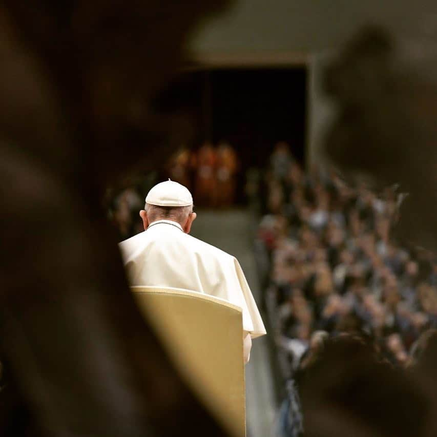 フランシスコ（ローマ教皇）さんのインスタグラム写真 - (フランシスコ（ローマ教皇）Instagram)「EN: Lent is a reminder to stop, to return to the essential, to fast from all that is superfluous and distracting. It is a wake-up call for the spirit.  PT: A Quaresma é um chamado para parar, ir ao essencial, jejuar do supérfluo que distrai. É um despertador para a alma.  ES: La Cuaresma es una llamada a detenerse, a ir a lo esencial, a ayunar de aquello que es superfluo y nos distrae. Es un despertador para el alma.  IT: La Quaresima è un richiamo a fermarsi, ad andare all’essenziale, a digiunare dal superfluo che distrae. È una sveglia per l’anima.  FR: Le Carême est un appel à s'arrêter, à aller à l'essentiel, à jeûner du superflu qui distrait. C’est un réveil pour l’âme.  PL: WielkiPost jest wezwaniem do zatrzymania się, aby przejść do tego, co istotne, podjąć post od tego, co powierzchowne i co rozprasza. Jest czasem budzenia duszy. #lent, #quaresma, #cuaresma, #quaresima, #carême」3月17日 1時36分 - franciscus