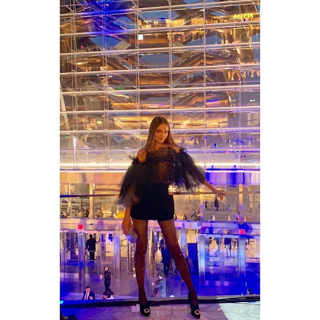 ヴラダ・ロスリャコヴァさんのインスタグラム写真 - (ヴラダ・ロスリャコヴァInstagram)「At the opening of @hudsonyards wearing my beloved @yaninacouture」3月17日 1時42分 - vladaroslyakova