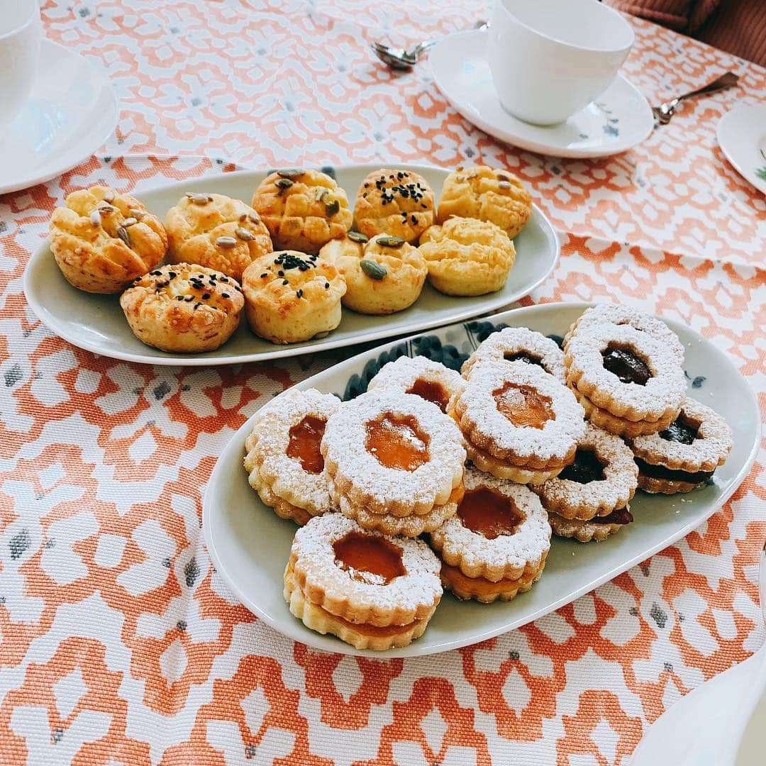 のインスタグラム：「🥰🥰🏡☕️🍽🍪🏵🍓 #homeparty #partytime 手作りのおもてなし、、 #ドイツのお菓子 🇩🇪 #germany #ハンガリーのお菓子 🇭🇺 #hungary」