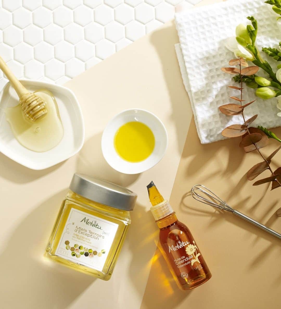 Melvita Officialのインスタグラム：「DIY 🌿⠀ ⠀ La pollution, le stress : votre peau manque de confort et vous démange ? Offrez-lui un masque bienfaisant naturel & bio !⠀ ⠀ Préparez votre Confiture Apaisante, un masque visage à la texture riche et onctueuse qui nourrit et apaise la peau. Immédiatement après utilisation, la peau retrouve son confort. ⠀ Les ingrédients : notre Huile de Calendula apaisante + notre Miel de Fleurs réparateur! 🐝⠀ ⠀ #Ouialabeautébio #DIY #Doityourself #biocosmetics #Madeinfrance #facecare #calendula #honey」