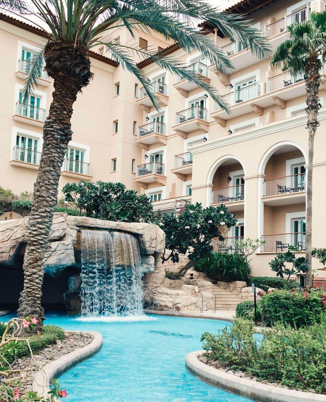 リッツ・カールトンさんのインスタグラム写真 - (リッツ・カールトンInstagram)「Fall for pool blues, desert palms, and warm sunshine on your next getaway. #Dubai #UnitedArabEmirates #UAE #sunseekers #pool #palmtrees #sunshine #desert #swimmingpool #getaway #vacation #relaxing #waterfall #travel #travelgram #Instatravel #traveldiaries」3月17日 2時00分 - ritzcarlton