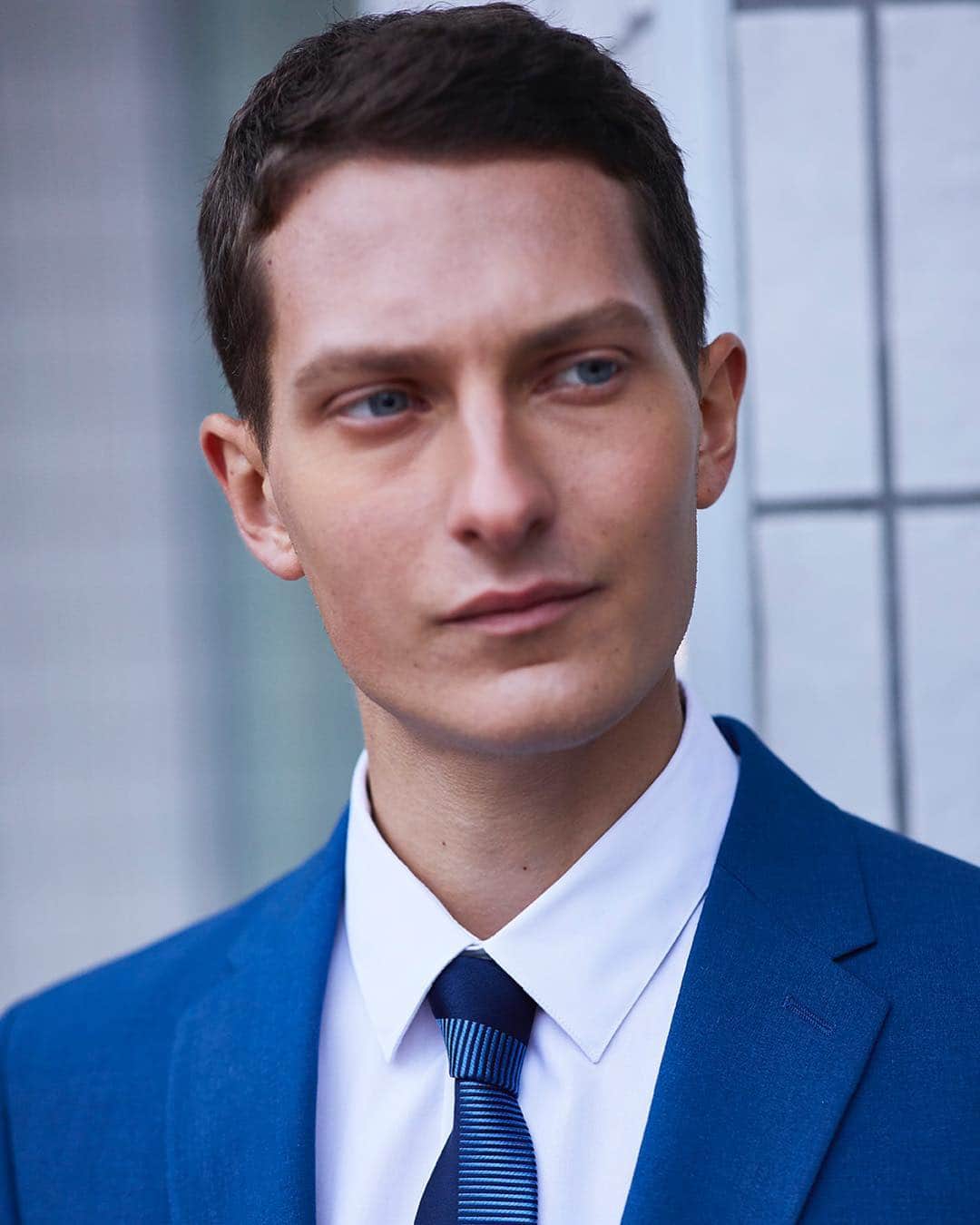 ペリーエリスのインスタグラム：「Make an impression in a sleek suit at your ideal price. Shop the semi annual suit sale and find your perfect fit. Link in bio. #LifeReadySince1976」