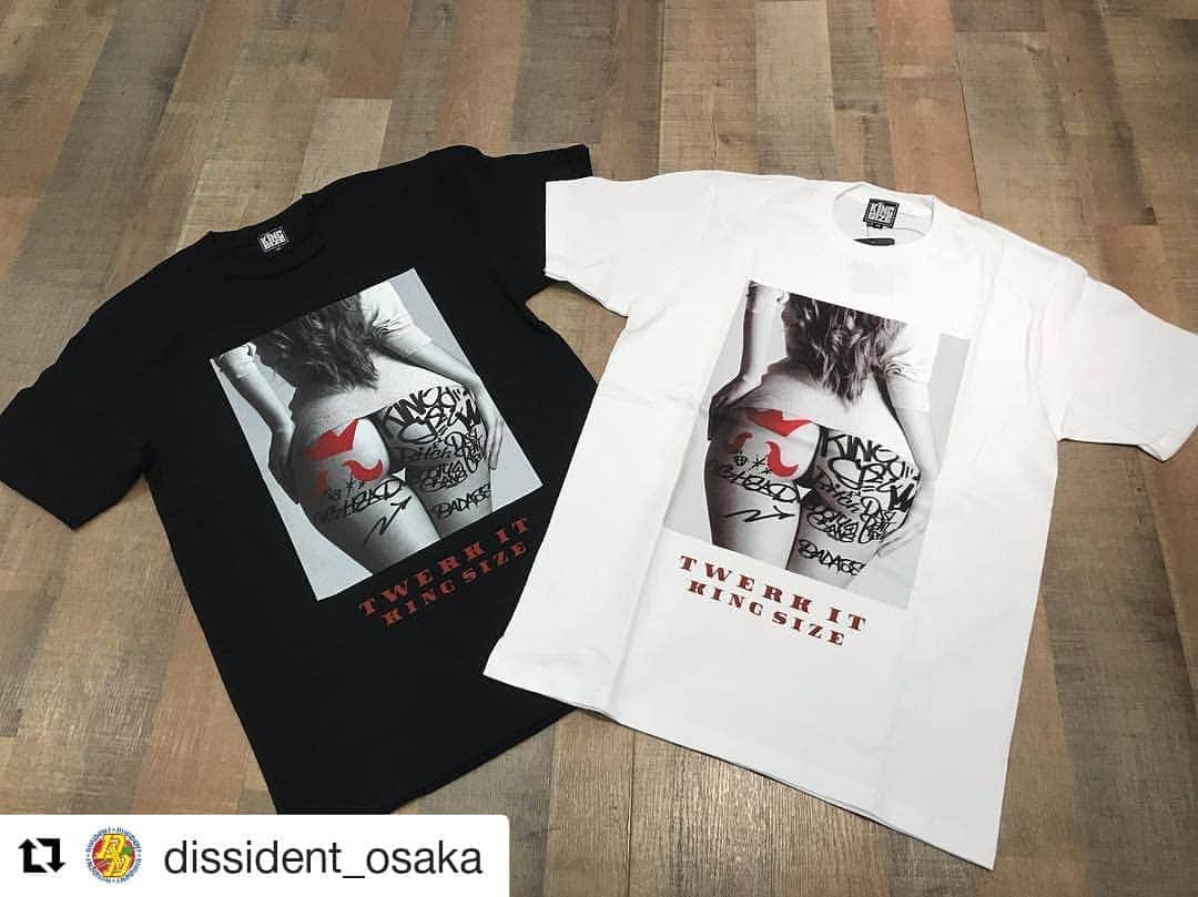 NG HEADさんのインスタグラム写真 - (NG HEADInstagram)「#Repost @dissident_osaka (@get_repost) ・・・ NEW ARRIVAL 【KINGSIZE】 “TWERK IT S/S TEE” ・ フロントにインパクト抜群のグラフィックスをオンしたTシャツ⚡️ グラフィティライター『COOK ONE』の手によりコラージュされた大胆なグラフィックスが超セクシーでTWERK IT な1枚💃アーティスティックな雰囲気を醸し出す絶妙なモノクロフォトがセンスを感じさせる💯 ・ ¥5,800-(+TAX) @kingsize_05  #kingsize_05 #newarrival #dissident #reggae #hiphop #fashion #street #shop #japan #osaka #2019 #spring #오사카 #거리 #가게 #미국마을 #美国村 #travel #japantrip」3月17日 2時06分 - nghead5