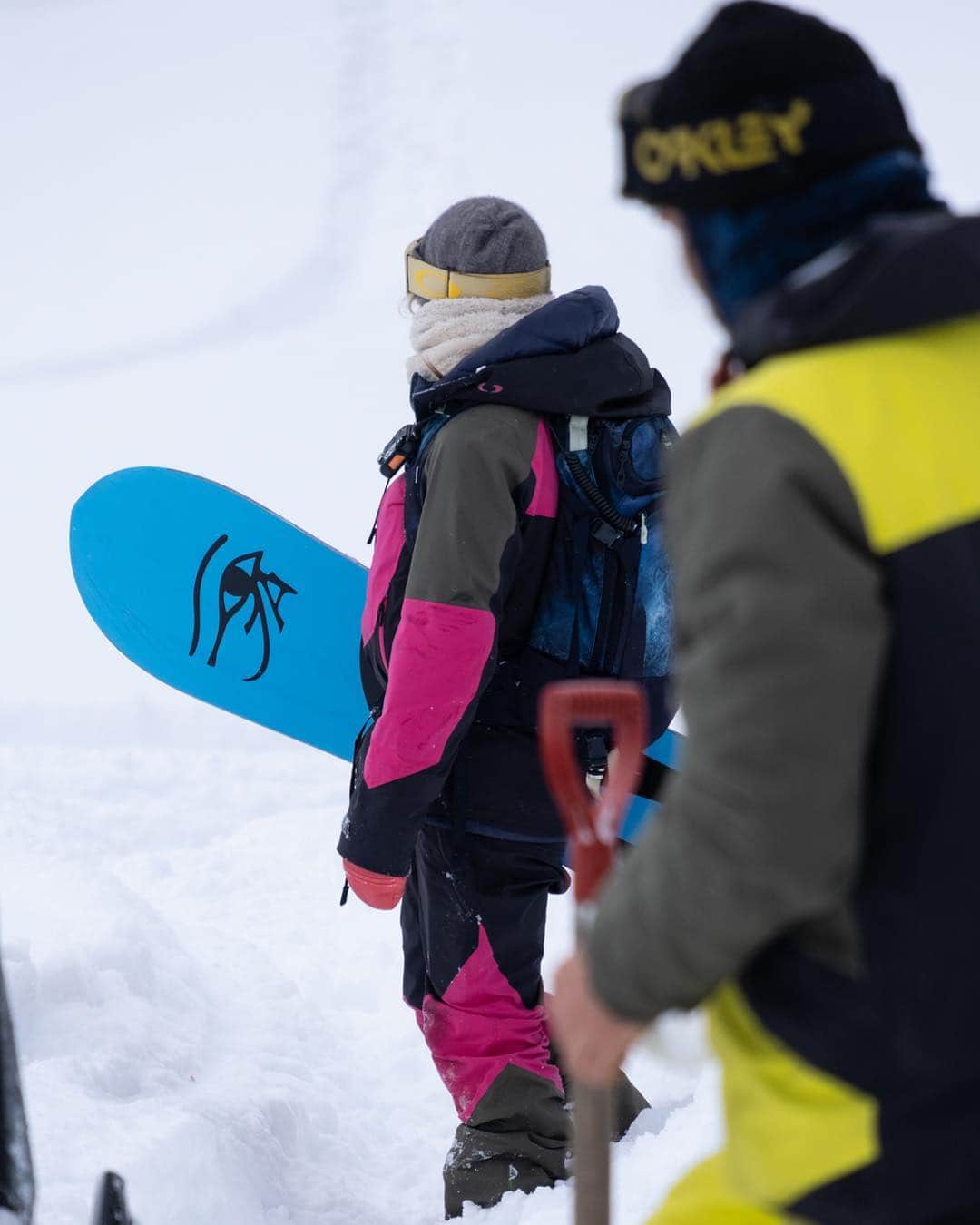 ジェイミー・アンダーソンのインスタグラム：「JA 🙏 my new free spirit board from @gnusnowboards has an awesome “JA” eye of Horus on the base representing the 5 senses. Touch. Taste. Smell. Sight. Hearing.  Me and @charlesreid checking a step down in revy.... 📷 @justinkious  Art by  @sarahkingart 💙」