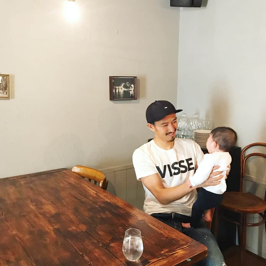 渡部博文さんのインスタグラム写真 - (渡部博文Instagram)「VISSEL&GO.から新作。 昨年からグッズの雰囲気が変わり、シンプルでより格好良くなってます。 他の商品も神戸らしいオシャレなデザインに。 明日は連戦最後のゲーム、全員で勝利を掴んで最高の一日にしよう！ . #visselandgo #ヴィッセルアンドゴー」3月16日 17時37分 - hirofumi0707