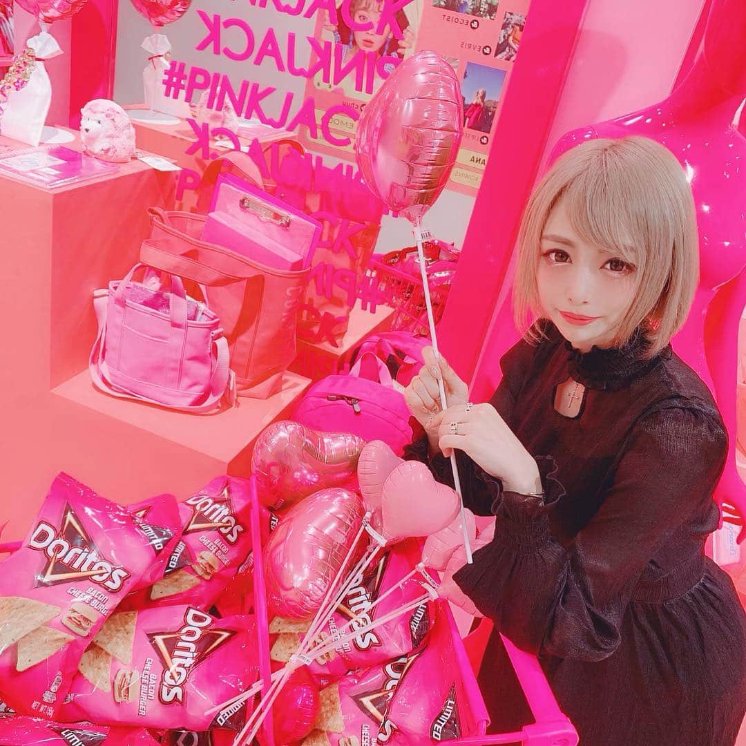 サキ吉さんのインスタグラム写真 - (サキ吉Instagram)「今日のYouTubeはPLAZA渋谷109店さんに撮影協力して頂いて、 ピンクジャックしてきました……💕❣️ ． ピンクのものたくさん買っちゃった❤️ #pinkjack #plaza ． 可愛いものたくさん❣️ 絶対見てね💋💋💋 19時半に配信よ💋 ． そして私は今福岡にむかっておりますー！ドキドキ……😌 タクシーの運ちゃんも福岡出身だって✨ 盛り上がった！www 最後のアナウンス 22時～ 福岡市中央区天神3-15-1 にちりんビルB1 お客さんとしているので接客はしませんwww が！ チェキ撮れたり先着でステッカープレゼントもあるよん🥰❣️」3月16日 17時29分 - sakikichi1201