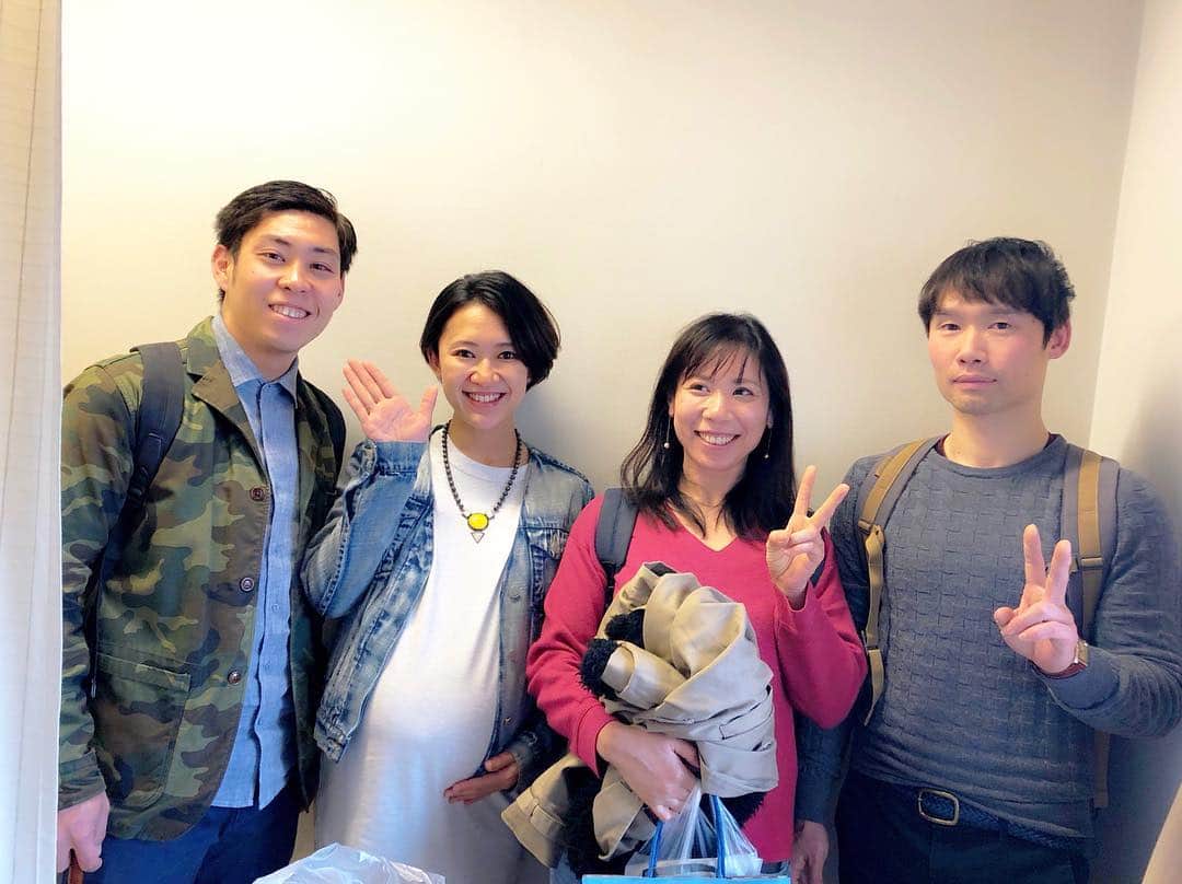興梠友理さんのインスタグラム写真 - (興梠友理Instagram)「【術後3日目/ 3 days after surgery】 Thanks to many friend’s visit to hospital today💓 ・ 今日も朝から元気にリハビリ2回目‼️初めてリハビリ室まで一人で歩いて行けました✨(安全のために歩行器は使ったけど) ・ まだゆっくりしか曲げられないけど、とりあえず最大で95度曲がった✨ ・ 内服の痛み止めも昨日(術後2日目)の14時を最後に飲んでないから、術後48時間未満で痛み止め断ちできてよかった☺️(動かしたら痛みはあるけど、動かなければ全然平気なので) ・ そして14時からの面会時間にはクラッシー、とくちゃん、たもりん、鳥居さんがお見舞いに来てくれたー😍 ・ たもりんは漫画の差し入れまで‼️🤣 とくちゃんもあと1週間もすれば出産予定日なのに‼️ ・ ほんとうにありがたいよー😭 ・ みんなの優しさをエネルギーに、術後のリハビリ頑張ります‼️💪 ・ #努力は絶対裏切らない #ろぎ子の復活までの記録 #膝脱臼 #複合靭帯損傷 #前十字靭帯断裂 (ACL) #後十字靭帯断裂 (PCL) #内側側副靱帯断裂 (MCL) #内側膝蓋大腿靭帯断裂 (MPFL)  #前十字靭帯再建 #後十字靭帯再建 #半月板縫合 #半月板部分切除 #nevergiveup #roadtorecovery #kneeinjury #kneeinjuryrecovery #kneeinjuryrehab #multipleligamenttears #aclrecovery」3月16日 17時34分 - yuri_rogi