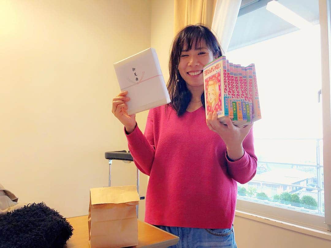 興梠友理さんのインスタグラム写真 - (興梠友理Instagram)「【術後3日目/ 3 days after surgery】 Thanks to many friend’s visit to hospital today💓 ・ 今日も朝から元気にリハビリ2回目‼️初めてリハビリ室まで一人で歩いて行けました✨(安全のために歩行器は使ったけど) ・ まだゆっくりしか曲げられないけど、とりあえず最大で95度曲がった✨ ・ 内服の痛み止めも昨日(術後2日目)の14時を最後に飲んでないから、術後48時間未満で痛み止め断ちできてよかった☺️(動かしたら痛みはあるけど、動かなければ全然平気なので) ・ そして14時からの面会時間にはクラッシー、とくちゃん、たもりん、鳥居さんがお見舞いに来てくれたー😍 ・ たもりんは漫画の差し入れまで‼️🤣 とくちゃんもあと1週間もすれば出産予定日なのに‼️ ・ ほんとうにありがたいよー😭 ・ みんなの優しさをエネルギーに、術後のリハビリ頑張ります‼️💪 ・ #努力は絶対裏切らない #ろぎ子の復活までの記録 #膝脱臼 #複合靭帯損傷 #前十字靭帯断裂 (ACL) #後十字靭帯断裂 (PCL) #内側側副靱帯断裂 (MCL) #内側膝蓋大腿靭帯断裂 (MPFL)  #前十字靭帯再建 #後十字靭帯再建 #半月板縫合 #半月板部分切除 #nevergiveup #roadtorecovery #kneeinjury #kneeinjuryrecovery #kneeinjuryrehab #multipleligamenttears #aclrecovery」3月16日 17時34分 - yuri_rogi