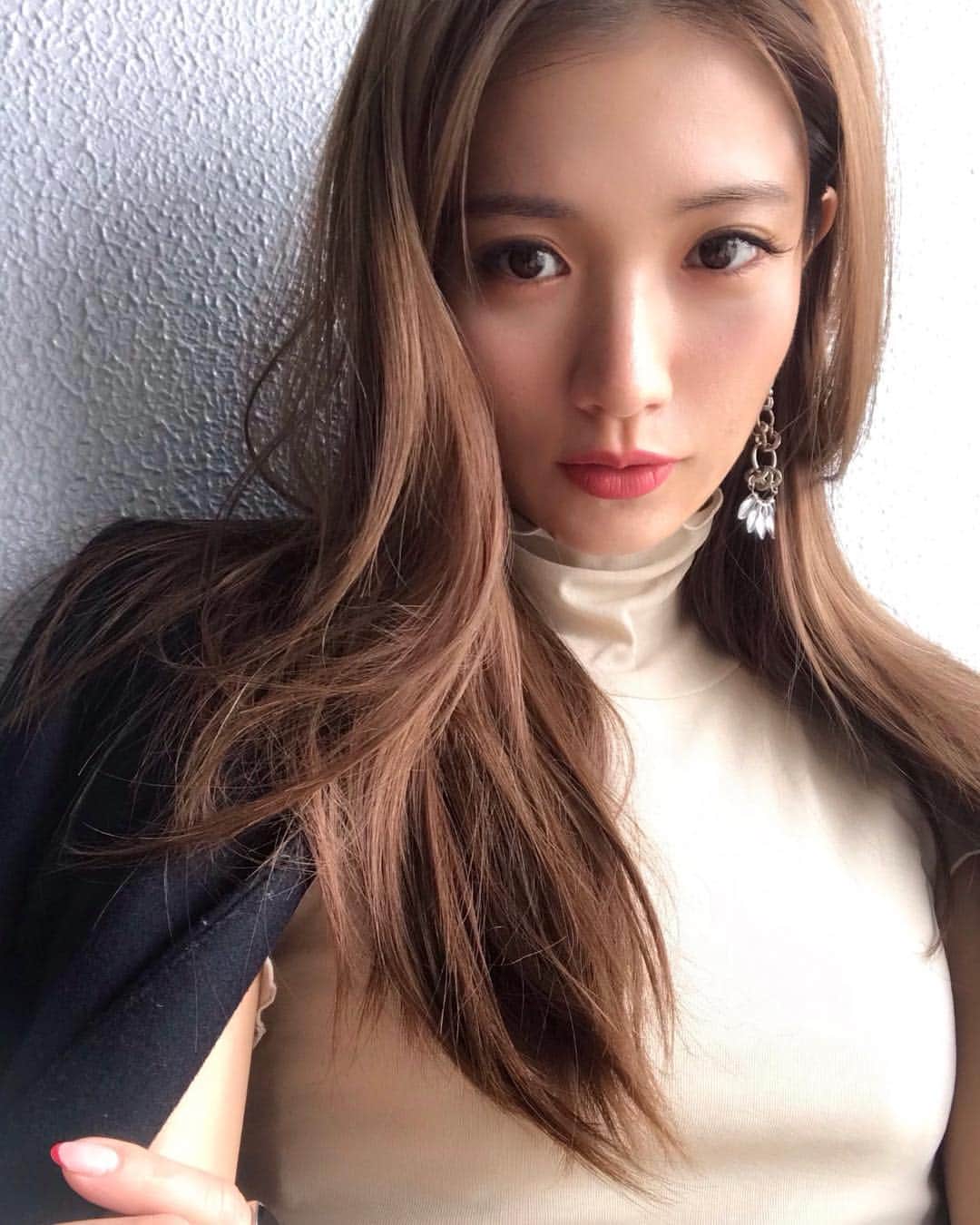 のインスタグラム：「new eye lush🐈  @lovecurl.eyelash でフラットラッシュという軽い毛を初めて付けて頂きました。 とっても軽くて目がノーストレス！ 自分のまつ毛のように付けてて違和感がなくて素晴らしい♡これからはコレ。 トップは昨日の @iirot_official で一目惚れの背中空きタートル♡ とっても可愛いけどまだアウターは脱げないのが残念！ ・ #love #lovecurl #iirot #fashion #beauty #happy #life #instagood」