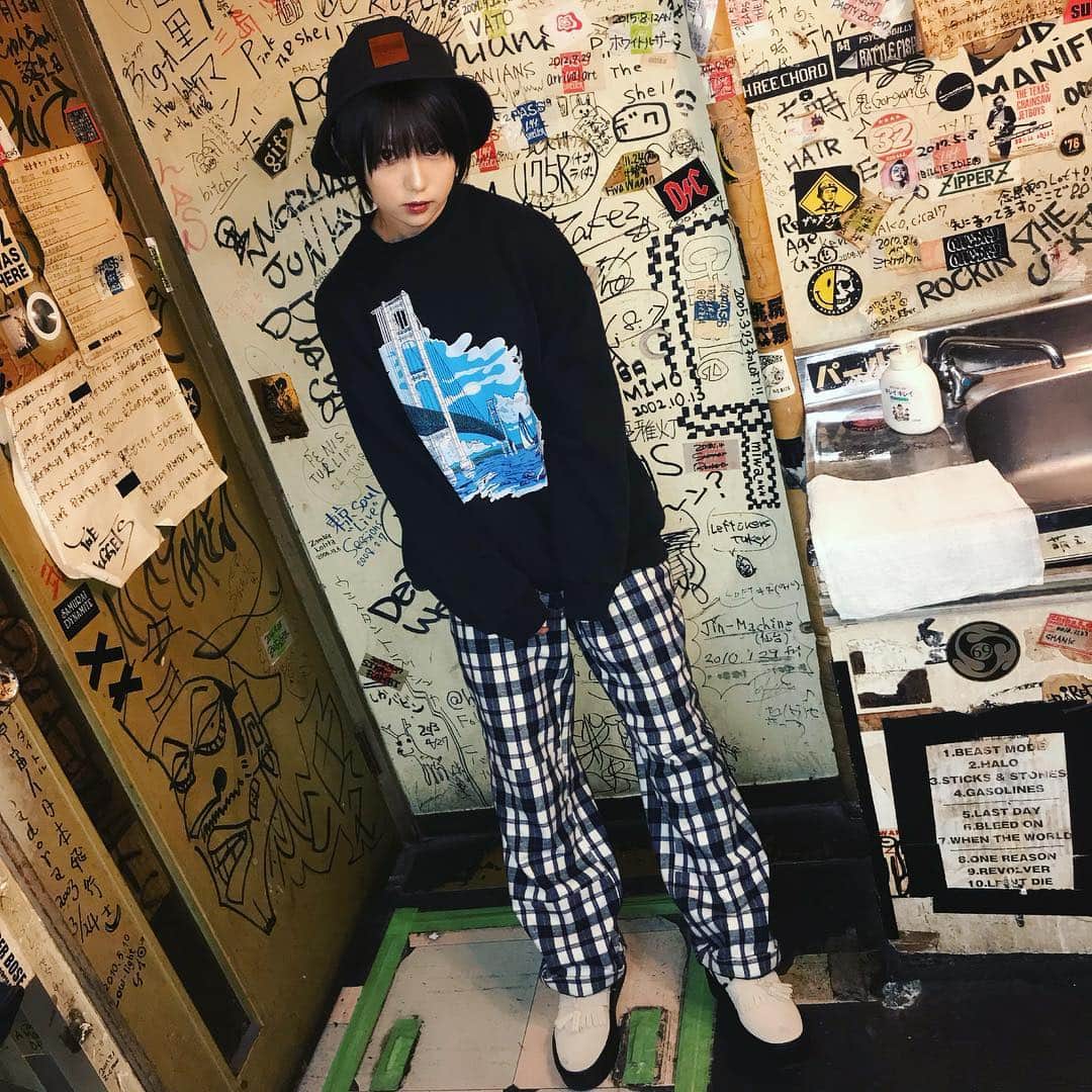 篠崎こころのインスタグラム：「春先に使えそうな靴getしたから見てほしい🐝❤️ 形はvansの定番スリッポンで歩きやすいのに 底厚いから身長盛れるし、(152cmなので常に盛りたい) タッセル付きで カジュアルすぎず使いやすい🥺  兼ね備えすぎて好き… いっぱい履く…❤️ #vansjapan  #creeper」