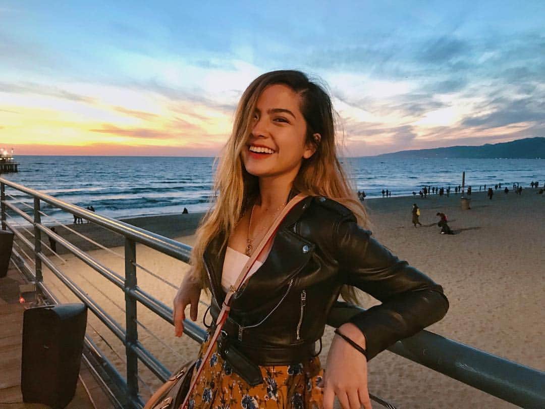 Alexa Ilacadさんのインスタグラム写真 - (Alexa IlacadInstagram)「I've never seen a sunset I didn't adore. ♥️⛅️ #alexastravels #stamonicapier // smile by @ilovemydentist @arnolddelacruz 🤩」3月16日 17時40分 - alexailacad