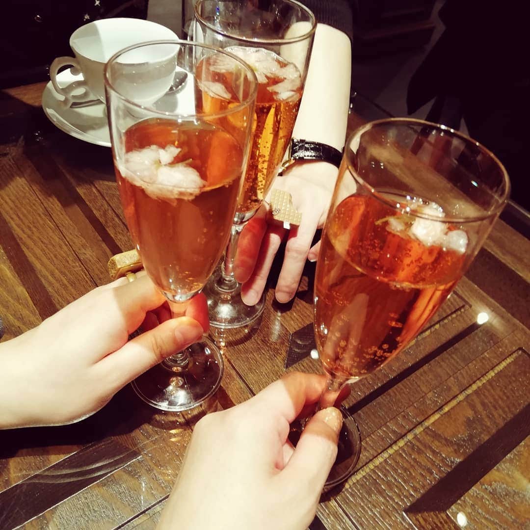 野川さくらさんのインスタグラム写真 - (野川さくらInstagram)「2019.3 #春のお誕生日会♡ #お誕生日の近い仲良し３人で♪ #キューポットカフェ #サクラアフターヌーンティー #ふしだりほ　ちゃん #マネージャーのゆんなちゃん #お誕生日おめでとう！ #桜 #さくにゃん平成最後の17歳 #にゃんスタグラム #わたしもさくら2019 #わたしもさくら #野川さくら #さくにゃん #野川さくらのチョコレートたいむ第24回目」3月16日 17時47分 - sakura_nogawa