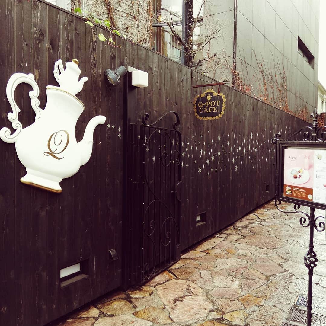 野川さくらさんのインスタグラム写真 - (野川さくらInstagram)「2019.3 #春のお誕生日会♡ #お誕生日の近い仲良し３人で♪ #キューポットカフェ #サクラアフターヌーンティー #ふしだりほ　ちゃん #マネージャーのゆんなちゃん #お誕生日おめでとう！ #桜 #さくにゃん平成最後の17歳 #にゃんスタグラム #わたしもさくら2019 #わたしもさくら #野川さくら #さくにゃん #野川さくらのチョコレートたいむ第24回目」3月16日 17時47分 - sakura_nogawa