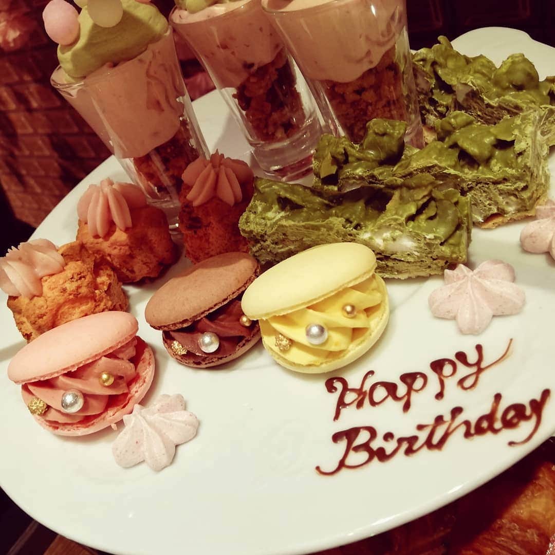 野川さくらさんのインスタグラム写真 - (野川さくらInstagram)「2019.3 #春のお誕生日会♡ #お誕生日の近い仲良し３人で♪ #キューポットカフェ #サクラアフターヌーンティー #ふしだりほ　ちゃん #マネージャーのゆんなちゃん #お誕生日おめでとう！ #桜 #さくにゃん平成最後の17歳 #にゃんスタグラム #わたしもさくら2019 #わたしもさくら #野川さくら #さくにゃん #野川さくらのチョコレートたいむ第24回目」3月16日 17時47分 - sakura_nogawa