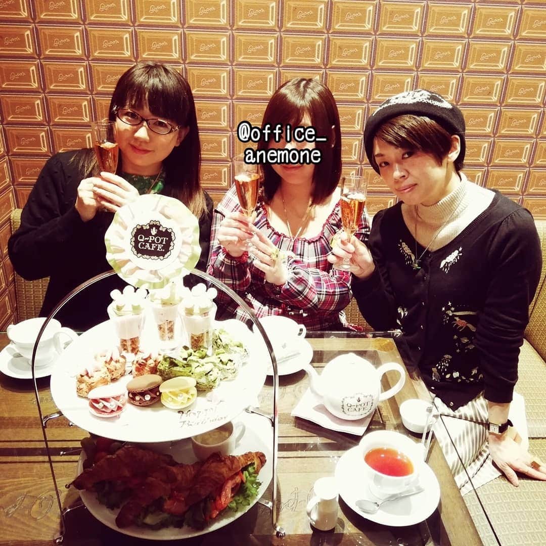 野川さくらさんのインスタグラム写真 - (野川さくらInstagram)「2019.3 #春のお誕生日会♡ #お誕生日の近い仲良し３人で♪ #キューポットカフェ #サクラアフターヌーンティー #ふしだりほ　ちゃん #マネージャーのゆんなちゃん #お誕生日おめでとう！ #桜 #さくにゃん平成最後の17歳 #にゃんスタグラム #わたしもさくら2019 #わたしもさくら #野川さくら #さくにゃん #野川さくらのチョコレートたいむ第24回目」3月16日 17時47分 - sakura_nogawa