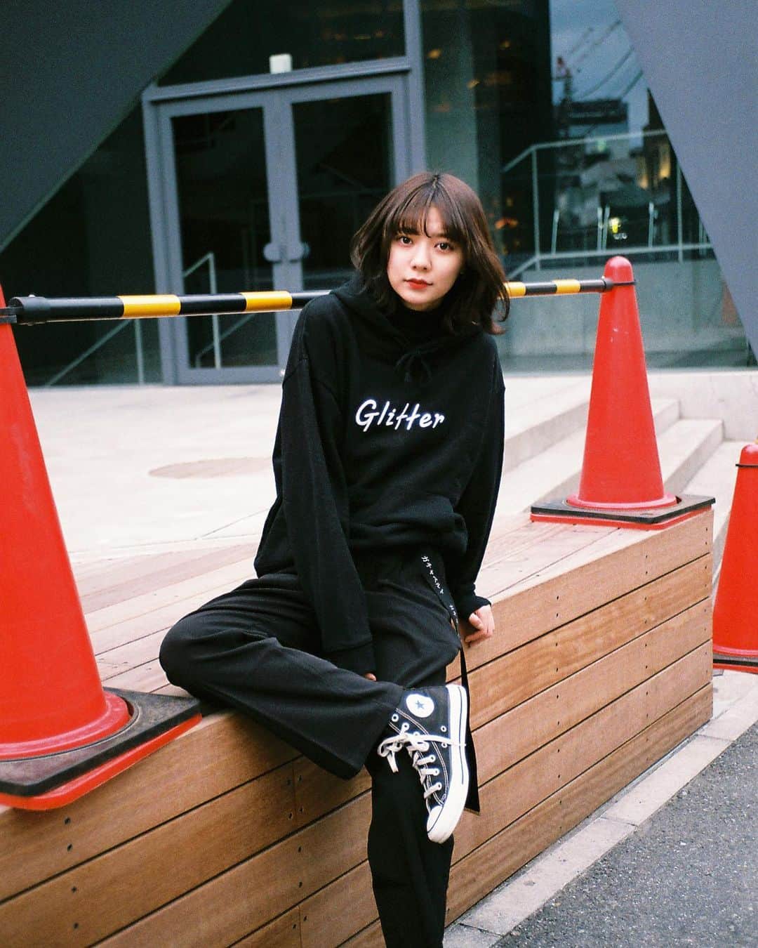 のインスタグラム：「TOKYO STREET SNAP Name: @asuka_kawazu  Top: @glitter__official  #streetstyle#droptokyo#tokyo#japan#streetscene#streetfashion#streetwear#streetculture#fashion#film#contaxt2#filmphotography  Photography: @cazumax」