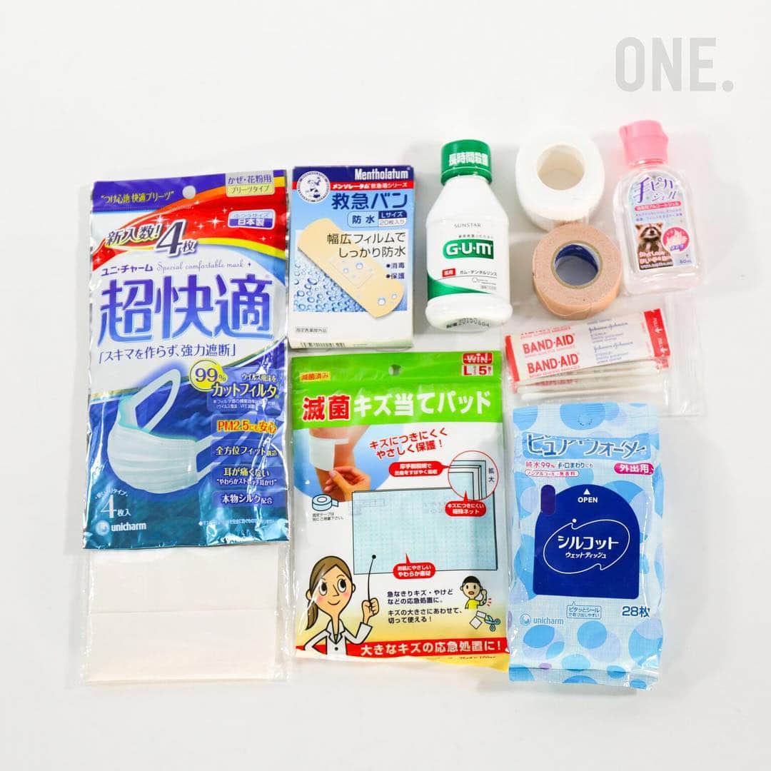 ONE MEDIAさんのインスタグラム写真 - (ONE MEDIAInstagram)「.﻿﻿﻿﻿﻿ 防災ってなにをしたらいいんだろう﻿﻿﻿﻿﻿ ﻿﻿﻿ ﻿﻿実家が台風の多い地域だったからか、家には水や食料の備蓄が常にあるような、いわゆる防災対策をしている家庭で私は育った。﻿﻿﻿﻿﻿ ﻿﻿﻿ でも3.11に直面した時、一人で暮らしていた東京の家に、懐中電灯の1本もなかった。﻿﻿﻿ ﻿﻿﻿ この写真の防災グッズは震災後、実家から送られてきた。﻿﻿﻿ ﻿﻿﻿ ﻿﻿﻿ 🎒リュックサック﻿﻿﻿﻿﻿ 両手が空くと便利なリュックサック﻿﻿﻿ ﻿﻿﻿ 🚰保存水、非常食﻿﻿﻿﻿﻿ 非常食は安全なものを選ぶこと。賞味期限が切れる前に、実際に食べてみることもオススメ。余裕があったらお菓子があってもいいと思う﻿﻿﻿﻿﻿ ﻿﻿﻿ 📻多機能防災ラジオ・ライト﻿﻿﻿﻿﻿ 停電でテレビやネットが使えなくなっても、ラジオはたくさんの人へ情報を届けてくれる﻿﻿﻿ 手回しで電気を作り出せるタイプが便利﻿﻿﻿ ﻿﻿﻿ 💊常備薬﻿﻿﻿﻿﻿ 薬がすぐに手に入らないかもしれないから、準備しておくと安心。持病やアレルギーがある人はお薬手帳も忘れずに﻿﻿﻿﻿﻿ ﻿﻿﻿ ❤️生理用品、ウェットティッシュ、簡易トイレ﻿﻿﻿ 生理用品は清潔に作られているので応急処置としてガーゼや包帯代わりになるし、下着の替えがない時も有用 ﻿﻿﻿ ﻿﻿﻿ 👛身分証、現金﻿﻿﻿ 銀行は災害時、預金の引き出しは身分証があれば柔軟な対応をしてくれるようになってきた。公衆電話を使うことがあるから小銭を多めに準備した方がいい﻿﻿ ﻿﻿﻿ ﻿﻿﻿ これらのグッズに添えられた親からの手紙には、こう書いてあった。﻿﻿﻿﻿﻿ ﻿﻿﻿﻿﻿ 「リュックの中には足りないものがある。そして、食べ物には賞味期限がある。自分で考えて必要なものを買い足してみてください」﻿﻿﻿﻿﻿ ﻿﻿﻿ まだまだ足りないものはいっぱいあると思うし、正解はきっとない。﻿﻿﻿ ﻿﻿﻿ 自分はどこに避難したらいい…？﻿﻿﻿ スマホが使えなくなったたらどうなる…？﻿﻿﻿﻿﻿ そうやって向き合う時間を少しでもつくることが防災になると思うんだ。﻿﻿﻿﻿﻿ ﻿﻿﻿﻿﻿ 今日の投稿を保存したり、友達にシェアしたり、家族と話し合ってみたり﻿﻿﻿ まずはできるところからやってみてほしいな。﻿﻿﻿﻿﻿ ﻿﻿﻿﻿﻿ 文：Naomi Noborikawa﻿﻿﻿﻿ ﻿ あなたの思うコレがあったらイイかも💡っていう防災グッズがあったらコメントから教えてね💭﻿ ﻿ ﻿ #Emergencykit #防災グッズ #使い方 #ラジオ #生活 #便利アイテム #考える #GOODS」3月16日 17時56分 - onemediajp