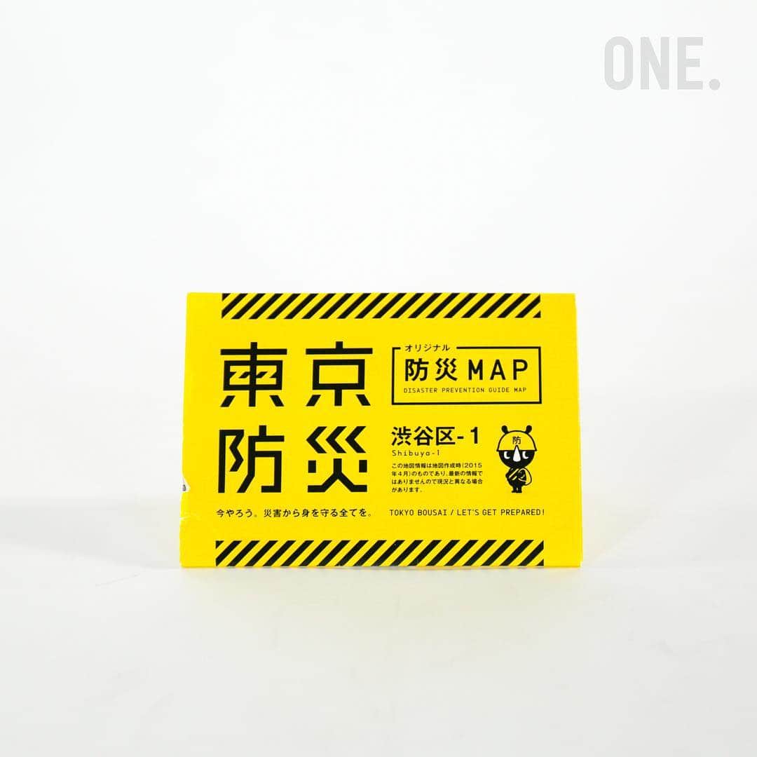 ONE MEDIAさんのインスタグラム写真 - (ONE MEDIAInstagram)「.﻿﻿﻿﻿﻿ 防災ってなにをしたらいいんだろう﻿﻿﻿﻿﻿ ﻿﻿﻿ ﻿﻿実家が台風の多い地域だったからか、家には水や食料の備蓄が常にあるような、いわゆる防災対策をしている家庭で私は育った。﻿﻿﻿﻿﻿ ﻿﻿﻿ でも3.11に直面した時、一人で暮らしていた東京の家に、懐中電灯の1本もなかった。﻿﻿﻿ ﻿﻿﻿ この写真の防災グッズは震災後、実家から送られてきた。﻿﻿﻿ ﻿﻿﻿ ﻿﻿﻿ 🎒リュックサック﻿﻿﻿﻿﻿ 両手が空くと便利なリュックサック﻿﻿﻿ ﻿﻿﻿ 🚰保存水、非常食﻿﻿﻿﻿﻿ 非常食は安全なものを選ぶこと。賞味期限が切れる前に、実際に食べてみることもオススメ。余裕があったらお菓子があってもいいと思う﻿﻿﻿﻿﻿ ﻿﻿﻿ 📻多機能防災ラジオ・ライト﻿﻿﻿﻿﻿ 停電でテレビやネットが使えなくなっても、ラジオはたくさんの人へ情報を届けてくれる﻿﻿﻿ 手回しで電気を作り出せるタイプが便利﻿﻿﻿ ﻿﻿﻿ 💊常備薬﻿﻿﻿﻿﻿ 薬がすぐに手に入らないかもしれないから、準備しておくと安心。持病やアレルギーがある人はお薬手帳も忘れずに﻿﻿﻿﻿﻿ ﻿﻿﻿ ❤️生理用品、ウェットティッシュ、簡易トイレ﻿﻿﻿ 生理用品は清潔に作られているので応急処置としてガーゼや包帯代わりになるし、下着の替えがない時も有用 ﻿﻿﻿ ﻿﻿﻿ 👛身分証、現金﻿﻿﻿ 銀行は災害時、預金の引き出しは身分証があれば柔軟な対応をしてくれるようになってきた。公衆電話を使うことがあるから小銭を多めに準備した方がいい﻿﻿ ﻿﻿﻿ ﻿﻿﻿ これらのグッズに添えられた親からの手紙には、こう書いてあった。﻿﻿﻿﻿﻿ ﻿﻿﻿﻿﻿ 「リュックの中には足りないものがある。そして、食べ物には賞味期限がある。自分で考えて必要なものを買い足してみてください」﻿﻿﻿﻿﻿ ﻿﻿﻿ まだまだ足りないものはいっぱいあると思うし、正解はきっとない。﻿﻿﻿ ﻿﻿﻿ 自分はどこに避難したらいい…？﻿﻿﻿ スマホが使えなくなったたらどうなる…？﻿﻿﻿﻿﻿ そうやって向き合う時間を少しでもつくることが防災になると思うんだ。﻿﻿﻿﻿﻿ ﻿﻿﻿﻿﻿ 今日の投稿を保存したり、友達にシェアしたり、家族と話し合ってみたり﻿﻿﻿ まずはできるところからやってみてほしいな。﻿﻿﻿﻿﻿ ﻿﻿﻿﻿﻿ 文：Naomi Noborikawa﻿﻿﻿﻿ ﻿ あなたの思うコレがあったらイイかも💡っていう防災グッズがあったらコメントから教えてね💭﻿ ﻿ ﻿ #Emergencykit #防災グッズ #使い方 #ラジオ #生活 #便利アイテム #考える #GOODS」3月16日 17時56分 - onemediajp