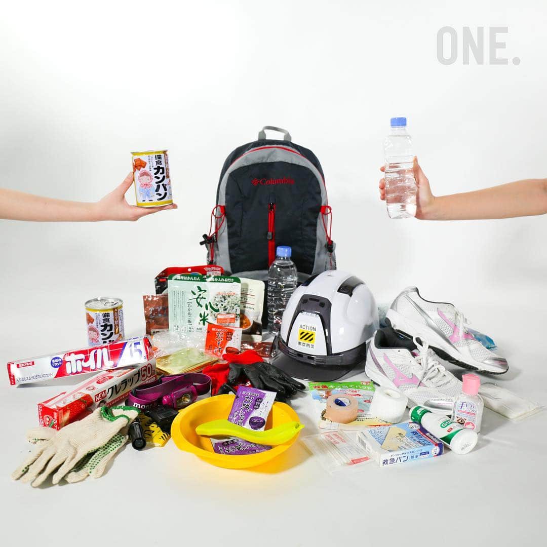 ONE MEDIAさんのインスタグラム写真 - (ONE MEDIAInstagram)「.﻿﻿﻿﻿﻿ 防災ってなにをしたらいいんだろう﻿﻿﻿﻿﻿ ﻿﻿﻿ ﻿﻿実家が台風の多い地域だったからか、家には水や食料の備蓄が常にあるような、いわゆる防災対策をしている家庭で私は育った。﻿﻿﻿﻿﻿ ﻿﻿﻿ でも3.11に直面した時、一人で暮らしていた東京の家に、懐中電灯の1本もなかった。﻿﻿﻿ ﻿﻿﻿ この写真の防災グッズは震災後、実家から送られてきた。﻿﻿﻿ ﻿﻿﻿ ﻿﻿﻿ 🎒リュックサック﻿﻿﻿﻿﻿ 両手が空くと便利なリュックサック﻿﻿﻿ ﻿﻿﻿ 🚰保存水、非常食﻿﻿﻿﻿﻿ 非常食は安全なものを選ぶこと。賞味期限が切れる前に、実際に食べてみることもオススメ。余裕があったらお菓子があってもいいと思う﻿﻿﻿﻿﻿ ﻿﻿﻿ 📻多機能防災ラジオ・ライト﻿﻿﻿﻿﻿ 停電でテレビやネットが使えなくなっても、ラジオはたくさんの人へ情報を届けてくれる﻿﻿﻿ 手回しで電気を作り出せるタイプが便利﻿﻿﻿ ﻿﻿﻿ 💊常備薬﻿﻿﻿﻿﻿ 薬がすぐに手に入らないかもしれないから、準備しておくと安心。持病やアレルギーがある人はお薬手帳も忘れずに﻿﻿﻿﻿﻿ ﻿﻿﻿ ❤️生理用品、ウェットティッシュ、簡易トイレ﻿﻿﻿ 生理用品は清潔に作られているので応急処置としてガーゼや包帯代わりになるし、下着の替えがない時も有用 ﻿﻿﻿ ﻿﻿﻿ 👛身分証、現金﻿﻿﻿ 銀行は災害時、預金の引き出しは身分証があれば柔軟な対応をしてくれるようになってきた。公衆電話を使うことがあるから小銭を多めに準備した方がいい﻿﻿ ﻿﻿﻿ ﻿﻿﻿ これらのグッズに添えられた親からの手紙には、こう書いてあった。﻿﻿﻿﻿﻿ ﻿﻿﻿﻿﻿ 「リュックの中には足りないものがある。そして、食べ物には賞味期限がある。自分で考えて必要なものを買い足してみてください」﻿﻿﻿﻿﻿ ﻿﻿﻿ まだまだ足りないものはいっぱいあると思うし、正解はきっとない。﻿﻿﻿ ﻿﻿﻿ 自分はどこに避難したらいい…？﻿﻿﻿ スマホが使えなくなったたらどうなる…？﻿﻿﻿﻿﻿ そうやって向き合う時間を少しでもつくることが防災になると思うんだ。﻿﻿﻿﻿﻿ ﻿﻿﻿﻿﻿ 今日の投稿を保存したり、友達にシェアしたり、家族と話し合ってみたり﻿﻿﻿ まずはできるところからやってみてほしいな。﻿﻿﻿﻿﻿ ﻿﻿﻿﻿﻿ 文：Naomi Noborikawa﻿﻿﻿﻿ ﻿ あなたの思うコレがあったらイイかも💡っていう防災グッズがあったらコメントから教えてね💭﻿ ﻿ ﻿ #Emergencykit #防災グッズ #使い方 #ラジオ #生活 #便利アイテム #考える #GOODS」3月16日 17時56分 - onemediajp