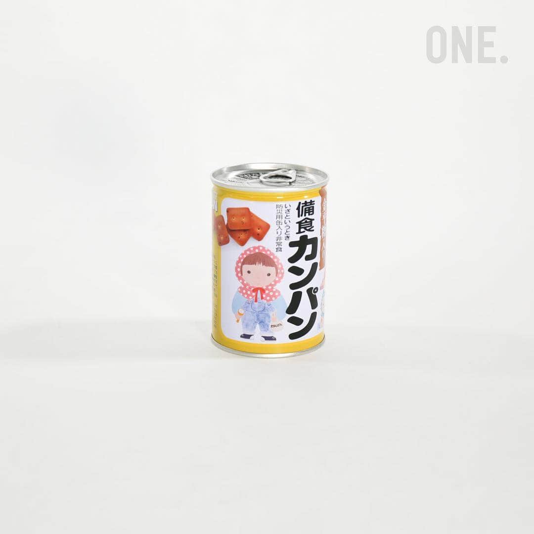 ONE MEDIAさんのインスタグラム写真 - (ONE MEDIAInstagram)「.﻿﻿﻿﻿﻿ 防災ってなにをしたらいいんだろう﻿﻿﻿﻿﻿ ﻿﻿﻿ ﻿﻿実家が台風の多い地域だったからか、家には水や食料の備蓄が常にあるような、いわゆる防災対策をしている家庭で私は育った。﻿﻿﻿﻿﻿ ﻿﻿﻿ でも3.11に直面した時、一人で暮らしていた東京の家に、懐中電灯の1本もなかった。﻿﻿﻿ ﻿﻿﻿ この写真の防災グッズは震災後、実家から送られてきた。﻿﻿﻿ ﻿﻿﻿ ﻿﻿﻿ 🎒リュックサック﻿﻿﻿﻿﻿ 両手が空くと便利なリュックサック﻿﻿﻿ ﻿﻿﻿ 🚰保存水、非常食﻿﻿﻿﻿﻿ 非常食は安全なものを選ぶこと。賞味期限が切れる前に、実際に食べてみることもオススメ。余裕があったらお菓子があってもいいと思う﻿﻿﻿﻿﻿ ﻿﻿﻿ 📻多機能防災ラジオ・ライト﻿﻿﻿﻿﻿ 停電でテレビやネットが使えなくなっても、ラジオはたくさんの人へ情報を届けてくれる﻿﻿﻿ 手回しで電気を作り出せるタイプが便利﻿﻿﻿ ﻿﻿﻿ 💊常備薬﻿﻿﻿﻿﻿ 薬がすぐに手に入らないかもしれないから、準備しておくと安心。持病やアレルギーがある人はお薬手帳も忘れずに﻿﻿﻿﻿﻿ ﻿﻿﻿ ❤️生理用品、ウェットティッシュ、簡易トイレ﻿﻿﻿ 生理用品は清潔に作られているので応急処置としてガーゼや包帯代わりになるし、下着の替えがない時も有用 ﻿﻿﻿ ﻿﻿﻿ 👛身分証、現金﻿﻿﻿ 銀行は災害時、預金の引き出しは身分証があれば柔軟な対応をしてくれるようになってきた。公衆電話を使うことがあるから小銭を多めに準備した方がいい﻿﻿ ﻿﻿﻿ ﻿﻿﻿ これらのグッズに添えられた親からの手紙には、こう書いてあった。﻿﻿﻿﻿﻿ ﻿﻿﻿﻿﻿ 「リュックの中には足りないものがある。そして、食べ物には賞味期限がある。自分で考えて必要なものを買い足してみてください」﻿﻿﻿﻿﻿ ﻿﻿﻿ まだまだ足りないものはいっぱいあると思うし、正解はきっとない。﻿﻿﻿ ﻿﻿﻿ 自分はどこに避難したらいい…？﻿﻿﻿ スマホが使えなくなったたらどうなる…？﻿﻿﻿﻿﻿ そうやって向き合う時間を少しでもつくることが防災になると思うんだ。﻿﻿﻿﻿﻿ ﻿﻿﻿﻿﻿ 今日の投稿を保存したり、友達にシェアしたり、家族と話し合ってみたり﻿﻿﻿ まずはできるところからやってみてほしいな。﻿﻿﻿﻿﻿ ﻿﻿﻿﻿﻿ 文：Naomi Noborikawa﻿﻿﻿﻿ ﻿ あなたの思うコレがあったらイイかも💡っていう防災グッズがあったらコメントから教えてね💭﻿ ﻿ ﻿ #Emergencykit #防災グッズ #使い方 #ラジオ #生活 #便利アイテム #考える #GOODS」3月16日 17時56分 - onemediajp