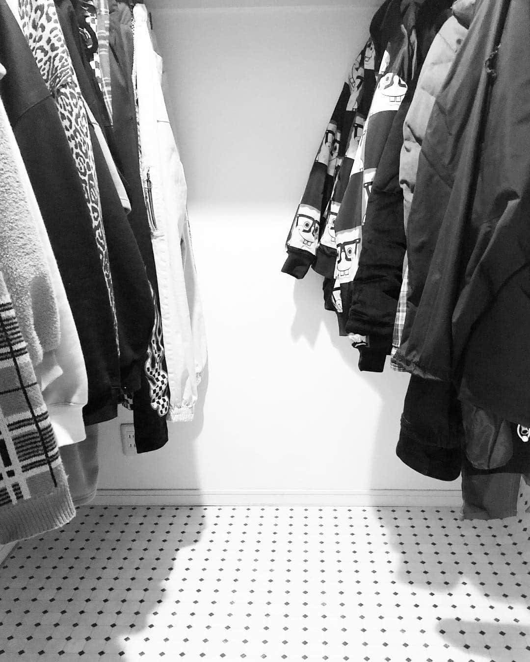 いなざうるす屋さんのインスタグラム写真 - (いなざうるす屋Instagram)「クローゼットに仮置きしてみた🔥 げ！ゲゲゲっ！これはアガる！どんな柄敷いちゃおう？！ 思い切って派手なのにしちゃおうかな！ てことで。シツコイ投稿再スタート🔥ごめんなさい🔥 #クローゼット #クッションフロア #いなざうるす家イメチェン計画  #床材オタク #壁紙オタク #輸入壁紙オタク #床材マニア #壁紙マニア #輸入壁紙マニア #壁紙 #輸入壁紙 #wallpaper #walpa  #床材 #クッションフロア #クッションシート #壁紙屋本舗」3月16日 17時59分 - inazaurusu_ya