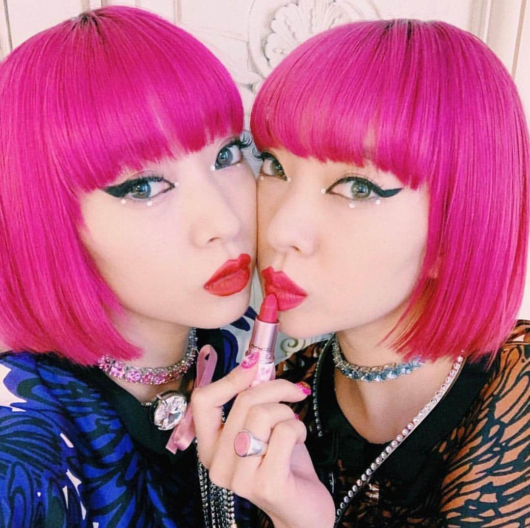 M∙A∙C Cosmetics Japanのインスタグラム：「⠀ TOKYOを代表するファッションアイコンとして活躍中の ツインズユニット”AMIAYA”のお二人が、 桜の花びらの限定コレクション #MACブームブームブルーム をご紹介してくださいました🌸 ⠀ #MACBoomBoomBloom @amixxamiaya @ayaxxamiaya ⠀ ⠀ ⠀ ⠀ ⠀ ⠀ #MACCosmeticsJapan #MACコスメ #MACCosmetics #MAC #コスメ #メイク #リップ #リップスティック #リップグロス #MACリップ #春 #スプリング #春メイク #サクラ #桜 #CherryBlossom」