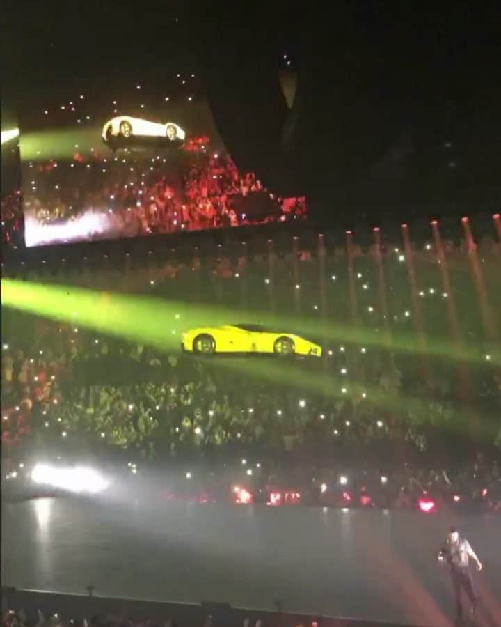 sananasのインスタグラム：「Okay Drake Okay ... 😅 Hier j’étais au concert de @champagnepapi invitée par @Instagram 😆 Je me disais mais non ça ne peut pas être une Ferrari qui vole au dessus des gens 😨😱 Si si ! C’est le truc le plus fou que j’ai pu voir 😂 Mise à part ça c’était 👌🏻La mise en scène, les jeux de lumières ... tout était canon ! 😍 C’est quoi THE morceau que vous préférez ? 😄 Nous on se met en boucle « Best I ever had » ce matin ! _ #Drake #DrakeShow #DrakeParis #DrakeBercy #DrakeConcert  _ PS : JE VOUS AI POSTÉ UNE NOUVELLE VIDÉO HIER SOIR, LE LIEN EST DANS LA BIO 💚」