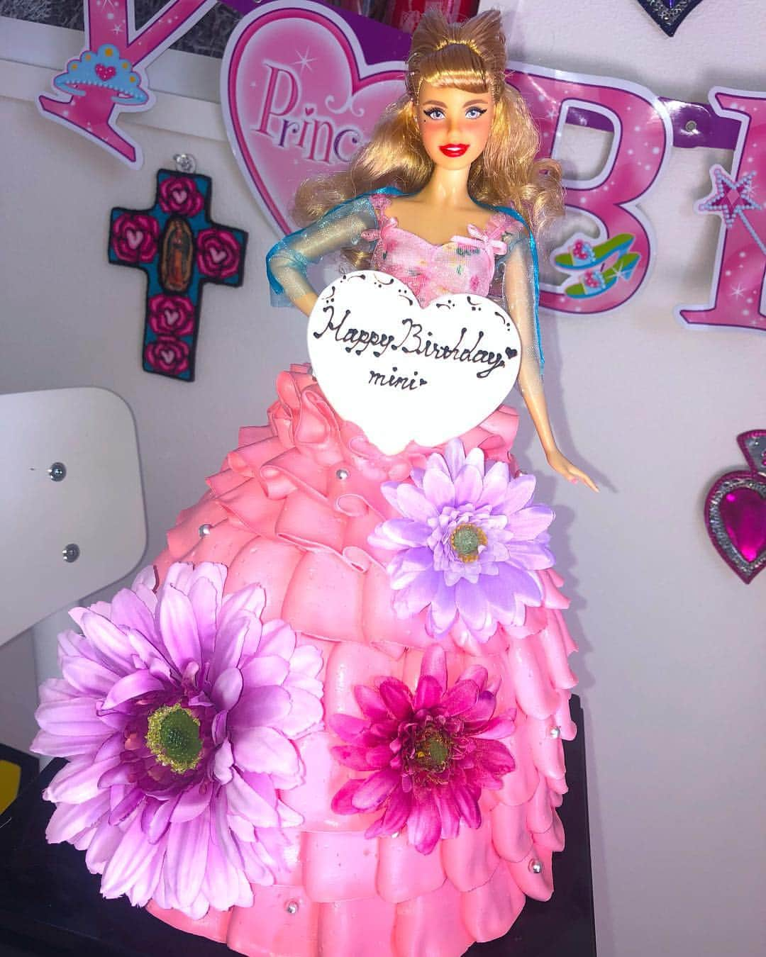 miniさんのインスタグラム写真 - (miniInstagram)「my princess👑Birthday cake🧁💓🌸💜 @clussycake  Clussy cakeから誕生日のお祝いに、princess cakeが届いたよ〜👸🏼🧁💓💜🌸 可愛すぎるPinkのBarbie cake💕😍 ありがとうございます🥺🙏💟💗 せっかく可愛いケーキが届いたので、Birthday当日の私に変身させてみた🤫👸🏼🌈🧫🧬🔮💗✨ アイラインとリップ💄、ホクロも描いて、チークも私流に✍️🎨👅 髪型も同じピンナップヘアに💋 そして、スカジャンを着てたので、袖も作って着せてみた💎✨ どうかな👸🏼💓💜🌸似てる？？🥴💗 私の好みを分かってくれすぎているピンクとパープルの可愛すぎるBarbie Cake🧁👩🏼👑💓💜 去年はアリエルのケーキだったんだよー🧜‍♀️🐚🐠💗 気になった人は去年まで遡って見てみてね💋 女の子は誰でも絶対嬉しいPrincess Cake👸🏼💕 @clussycake 💕💕 お祝いごとには絶対オススメだよー🧁💟💓💜 #Princess #princesscake #pink #pinkworld #pinkcake #dollcake #Birthday #Birthdaycake #Barbie #Barbiecake #flowercake #Clussycake #Birthday当日の私に似せるためにヘアピンも針金で作って付けたしトラガスのピアスも付けたんだよー #気づいた人いる？？ #気づいた人はマジですごいw #ケーキから外した後のBarbieまで可愛すぎ💓 #ドールケーキ #バービーケーキ #プリンセスケーキ」3月16日 18時04分 - mini.stagram