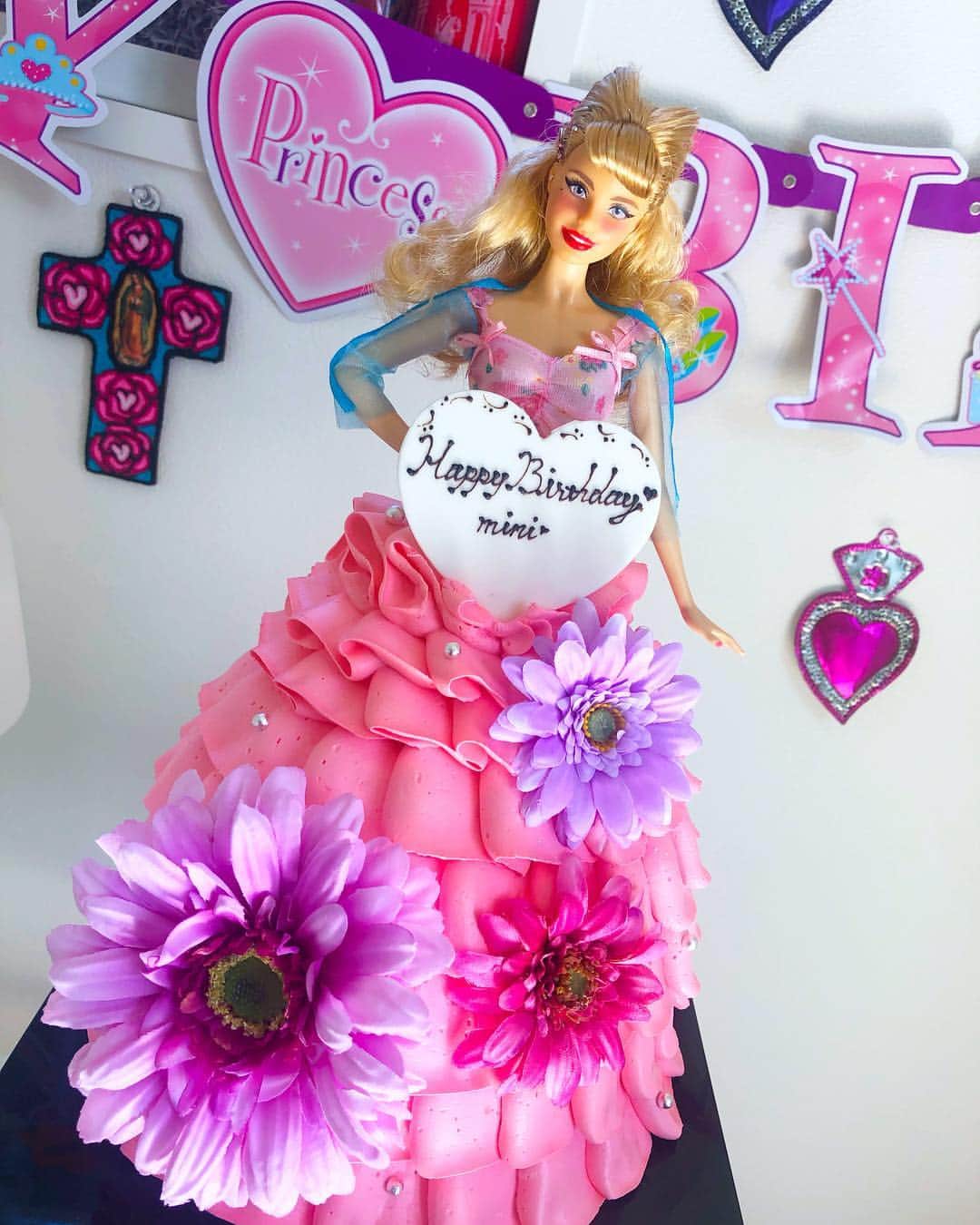 miniさんのインスタグラム写真 - (miniInstagram)「my princess👑Birthday cake🧁💓🌸💜 @clussycake  Clussy cakeから誕生日のお祝いに、princess cakeが届いたよ〜👸🏼🧁💓💜🌸 可愛すぎるPinkのBarbie cake💕😍 ありがとうございます🥺🙏💟💗 せっかく可愛いケーキが届いたので、Birthday当日の私に変身させてみた🤫👸🏼🌈🧫🧬🔮💗✨ アイラインとリップ💄、ホクロも描いて、チークも私流に✍️🎨👅 髪型も同じピンナップヘアに💋 そして、スカジャンを着てたので、袖も作って着せてみた💎✨ どうかな👸🏼💓💜🌸似てる？？🥴💗 私の好みを分かってくれすぎているピンクとパープルの可愛すぎるBarbie Cake🧁👩🏼👑💓💜 去年はアリエルのケーキだったんだよー🧜‍♀️🐚🐠💗 気になった人は去年まで遡って見てみてね💋 女の子は誰でも絶対嬉しいPrincess Cake👸🏼💕 @clussycake 💕💕 お祝いごとには絶対オススメだよー🧁💟💓💜 #Princess #princesscake #pink #pinkworld #pinkcake #dollcake #Birthday #Birthdaycake #Barbie #Barbiecake #flowercake #Clussycake #Birthday当日の私に似せるためにヘアピンも針金で作って付けたしトラガスのピアスも付けたんだよー #気づいた人いる？？ #気づいた人はマジですごいw #ケーキから外した後のBarbieまで可愛すぎ💓 #ドールケーキ #バービーケーキ #プリンセスケーキ」3月16日 18時04分 - mini.stagram