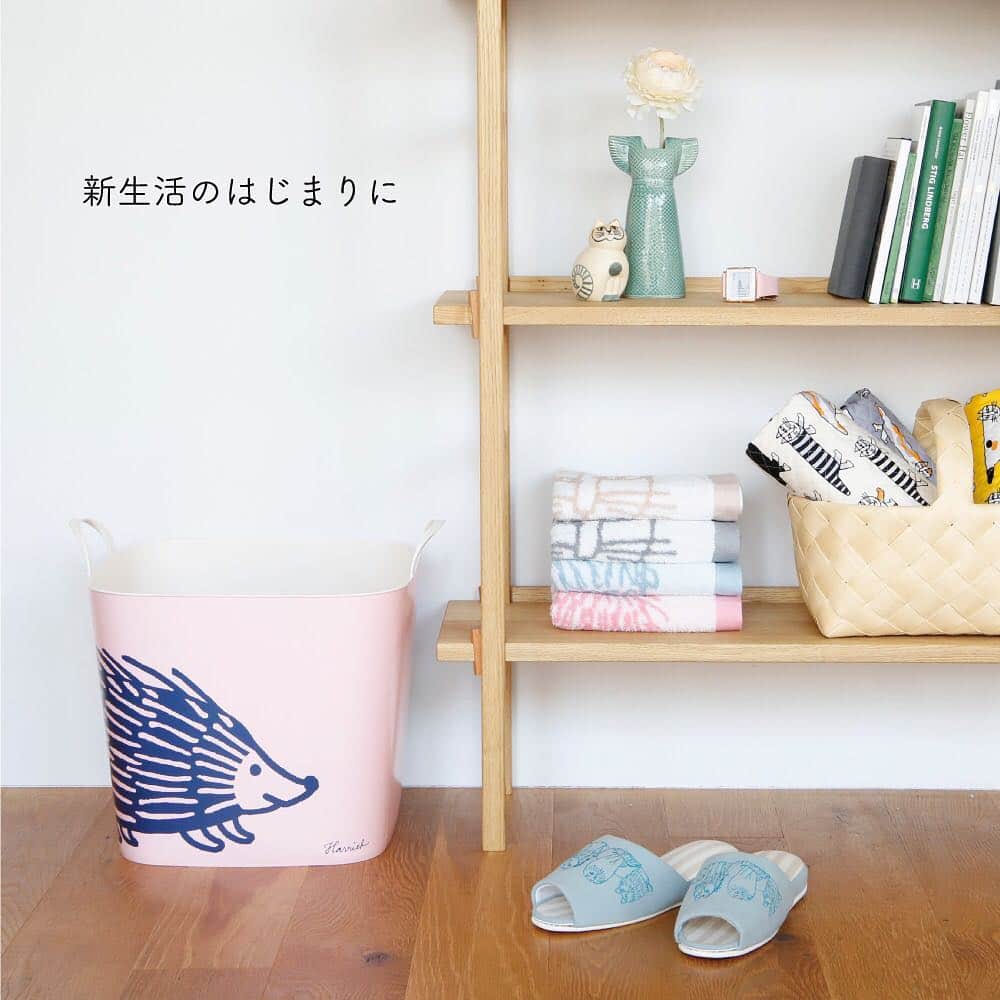 のインスタグラム：「”新生活、はじまる！”﻿ ﻿ 4月から始まるスタートに向けて、暮らしを応援するアイテムを集めました！﻿ 普段の生活に寄り添う物だから、お気に入りのものを選びたい！そんな気持ちに幅広いラインナップでお応えします。﻿ ﻿ ① BATH ROOM﻿ 新しいタオルで、新しい気分でバスタイム！今治（いまばり）タオルからデザインが豊富なガーゼタオルまで取り揃えました ﻿ ﻿ ② KITCHEN﻿ 新発売の耐熱ガラスシリーズは、一人分のマグから、 茶葉が見えるガラスのティーポットなど。新柄のエプロンも入荷しました。 ﻿ ﻿ ③ LIVING & BED ROOM﻿ リビングに猫の時計があれば、時間がたつのが楽しくなる？スリッパなどリビングの必需品もたくさん入荷しました！﻿ ﻿ ④ GIFT﻿ 毎日を楽しくしてくれるリサのユニークな雑貨たちは、新生活をスタートするプレゼントにぴったり。 新学期、一人暮らし、お引越しなどギフトにぴったりなアイテムをそろえました。﻿ ﻿ ④ OTHER ITEMS﻿ アクティブなスタートに活躍するモバイルチャージャーが再入荷。人気のポストマンバックは新色のハリネズミが登場しました。﻿ ﻿ -------------------------------------------------- ﻿ ▶ 新生活特集ページはこちらから﻿ https://www.lisalarson.shop/?tid=2&mode=f53﻿ ﻿ ﻿ #lisalarson #リサラーソン #sweden #スウェーデン #陶器 #北欧 #北欧インテリア #北欧雑貨 #新生活 #新学期 #北欧ライフスタイル #マイキー #ハリネズミ」