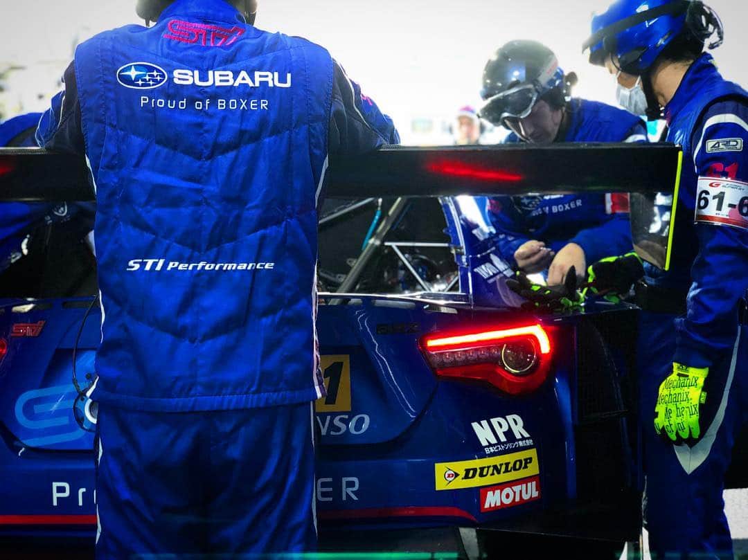 のインスタグラム：「スーパーGT公式テスト初日、終わりました。走り出してすぐに車両トラブルが発生し、午前中のセッションを走る事が出来ませんでした😔午後には、トラブルも解消されましたが、午後の走行が始まる前から雨が降り出して、難しいコンディションになりました。今日は、朝から流れが悪かった、、明日は、良いテストにしたいです‼️#SUBARU #BRZ #GT300」