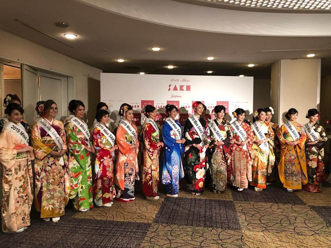 今川あかりさんのインスタグラム写真 - (今川あかりInstagram)「こんにちは💫2019ミス日本酒 愛媛代表 今川あかりです🍶🍊 昨日、2019 ミス日本酒 最終選考会がウェスティン都ホテル京都にて行われました。 ご来場いただきました皆様、誠にありがとうございました😌✨ 私は、ファイナリスト7名に選ばれ、オーディエンス賞を受賞しました🌸オーディエンス賞は、会場の皆様、一人一人の一般投票によるものでした。 グランプリは受賞することができませんでしたが、素敵な賞をいただけたこと、大変嬉しく思っております😌 最初の審査では、ファイナリスト20人がそれぞれ30秒の自己PRをいたしました。私は、スピーチとトランペットを演奏しました。 日本酒を通してこれから出会う多くの方々とのご縁を繋いでいけるように、という願いを込めて中島みゆきさんの糸を演奏させていただきました。 こんなにも多くの方の前で演奏することは後にも先にもないことなので、とても良い経験になりました🌟 また、愛媛代表としてはこれから1年間活動してまいりますので、今後ともご支援の方よろしくお願いします。 2019ミス日本酒 愛媛代表 今川あかり」3月16日 18時10分 - akaringo_0221