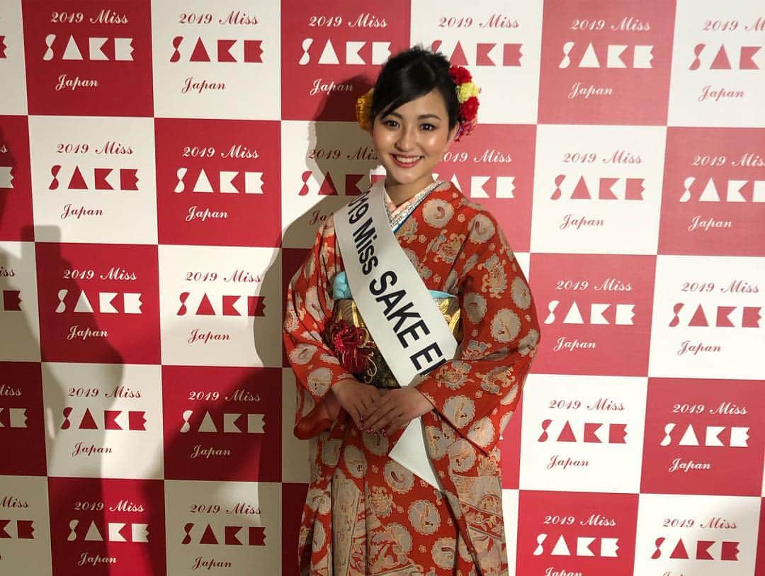 今川あかりさんのインスタグラム写真 - (今川あかりInstagram)「こんにちは💫2019ミス日本酒 愛媛代表 今川あかりです🍶🍊 昨日、2019 ミス日本酒 最終選考会がウェスティン都ホテル京都にて行われました。 ご来場いただきました皆様、誠にありがとうございました😌✨ 私は、ファイナリスト7名に選ばれ、オーディエンス賞を受賞しました🌸オーディエンス賞は、会場の皆様、一人一人の一般投票によるものでした。 グランプリは受賞することができませんでしたが、素敵な賞をいただけたこと、大変嬉しく思っております😌 最初の審査では、ファイナリスト20人がそれぞれ30秒の自己PRをいたしました。私は、スピーチとトランペットを演奏しました。 日本酒を通してこれから出会う多くの方々とのご縁を繋いでいけるように、という願いを込めて中島みゆきさんの糸を演奏させていただきました。 こんなにも多くの方の前で演奏することは後にも先にもないことなので、とても良い経験になりました🌟 また、愛媛代表としてはこれから1年間活動してまいりますので、今後ともご支援の方よろしくお願いします。 2019ミス日本酒 愛媛代表 今川あかり」3月16日 18時10分 - akaringo_0221
