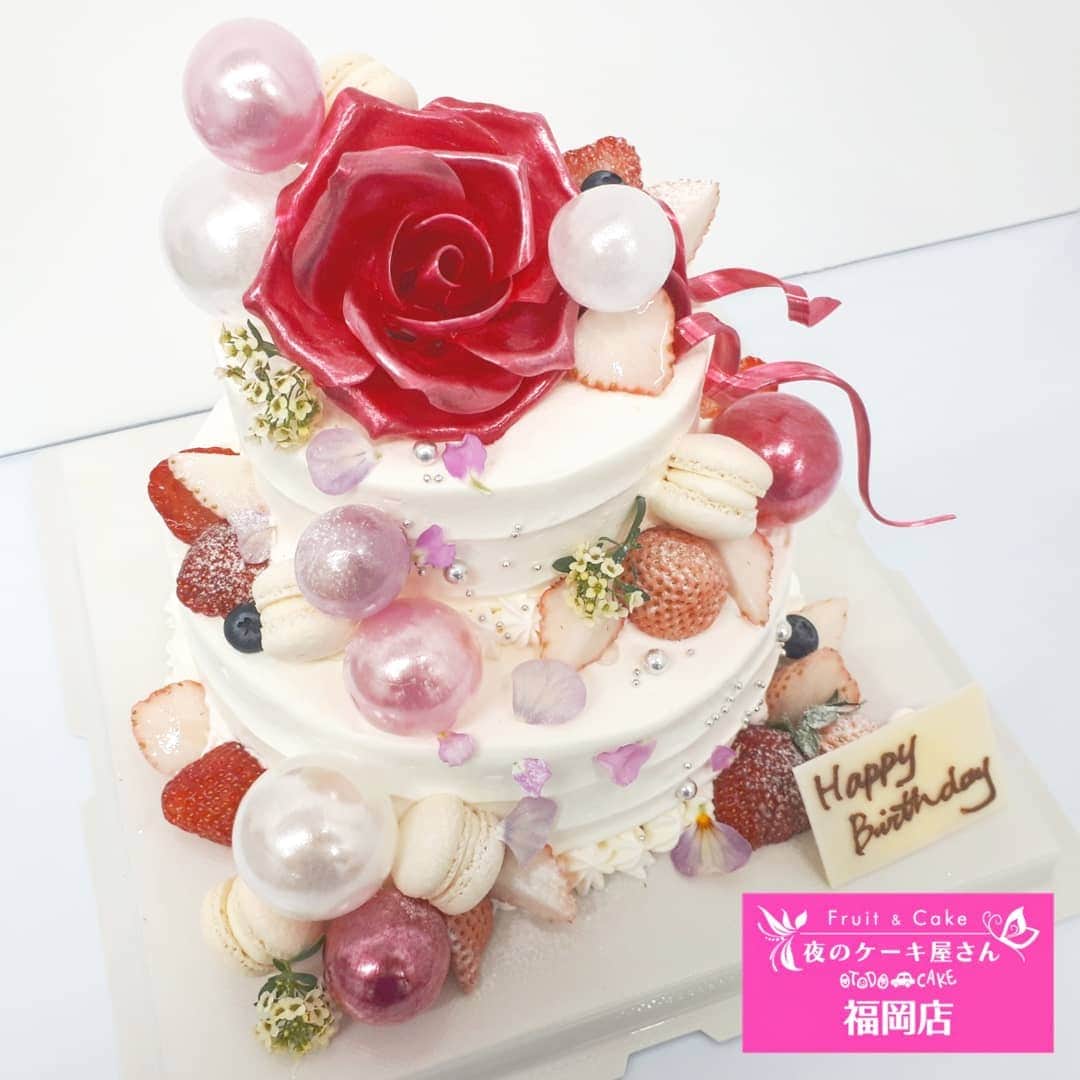 のインスタグラム：「お花を添えた2～4段ケーキたち🎂 特別感が増す高さのあるケーキは、色んな装飾が可能です♡ : 一番人気はエディブルフラワー🌿 どんなケーキにも華やかさが生まれます✨ 飴細工やマカロンを組み合わせてボリュームを出すのも豪華です🍬 : : : #夜のケーキ屋さん #OTODOCAKE #歌舞伎町#福岡#中洲 #エディブルフラワー #ドールケーキ #写真ケーキ #オーダーケーキ : ※オーダーケーキは前日までLINE@から受付中🍰 ※配達エリアを23区に拡大しました▶OTODO🚗CAKE(おとどけーき) ※エディブルフラワーについては @hana_labo をご覧ください🌹 ： #edibleflower#edibleflowers #飴細工#エディブルフラワーケーキ#花のある暮らし#マカロン#instacake #サプライズ#誕生日ケーキ#誕生日プレゼント#デコレーションケーキ#オーダーメイド#特注ケーキ#キャバクラ#中洲キャバクラ #ホスト#ホストクラブ#中洲ホスト」